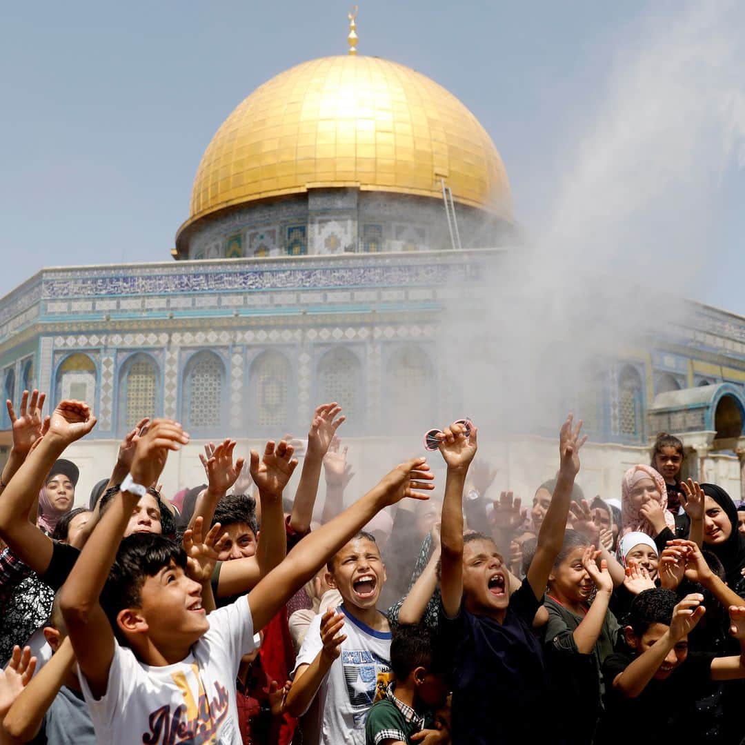 のインスタグラム：「AFP Photo 📷 @gharabli_ahmad - Children cool themselves down in a stream of water as Palestinians gather for the Friday prayer at Al Aqsa mosque during Al-Quds day in Jerusalem on May 31, 2019. The "Quds day" (the day of Jerusalem), a commemoration first initiated by Iran in 1979 to fall on the last Friday of the holy month of Ramadan expresses support for displaced Palestinians and against the presence of Jewish settlements in Israeli-occupied territories.」