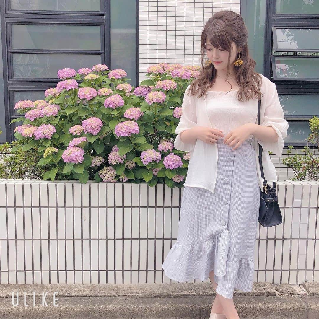 山田あかりさんのインスタグラム写真 - (山田あかりInstagram)「もう紫陽花が咲いてたよ❁︎ ﻿ ﻿ 2日連続みちるとちえたん♡﻿﻿ ﻿﻿ 楽しくて時間があっという間に過ぎてしまう☺️﻿﻿ ﻿﻿ TOPS﻿﻿ @poprea_official ﻿ ﻿ ﻿ ネックレス﻿ @gos_jewelry ﻿ シンプルで可愛い♡﻿ 今度またアップで投稿します☺️ ﻿ ﻿ スカート﻿﻿ @lerevevaniller ﻿ lvn611-0553﻿ ﻿﻿ いまSALE中だったからTOPSポチり｀･ω･´)ﾉ凸❤﻿﻿ ﻿﻿ #팔로우 #셀카 #얼스타그램 #여자 #低身長コーデ #いいね返しは絶対 #いいね返し #フォローミー #ロングスカート #マーメイドスカート #韓国ファッション #紫陽花 #ファッション #ootd #今日のコーデ #お散歩 #楽しい #お洋服 #韓国 #バッグ #lerevevaniller #可愛いスカート #スカート #トップス #ポップリア #poprea #gosjewelry #ネックレス #かすみ草イヤリング #ulike」5月31日 21時46分 - akari030201