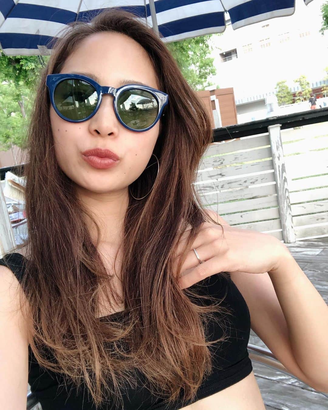 のインスタグラム：「毛先の痛み具合が ライオンの毛みたいになってる🦁 走った後だからよけいにね🐣 . . 切るかめちゃくちゃ伸ばすか悩みどころ🤔🥺 . . . #outfit #ootd #cafe #cafe #coffee #lunch」
