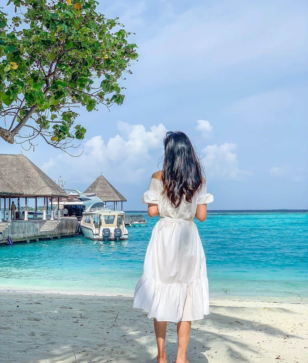 砂田早紀のインスタグラム：「See you soon...🏝 Awwww... this blue... just breathtaking. Thank you for giving me a wonderful memory. 🥺  @fsmaldives  I’ll definitely come back here Maldives.  #beautifulmaldives #maldivesbeach #maldivesislands #maldives #bestvacations #instatravel #liveauthentic #lifeofadventure #travelpic #travellife #traveldiary #ilovetravel#instamemories#whitedress#resort#vacation#holidaylook#blueocean」