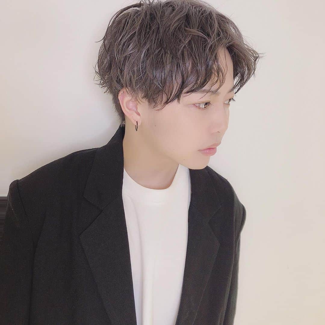 のインスタグラム：「初のセンター分け✌️」