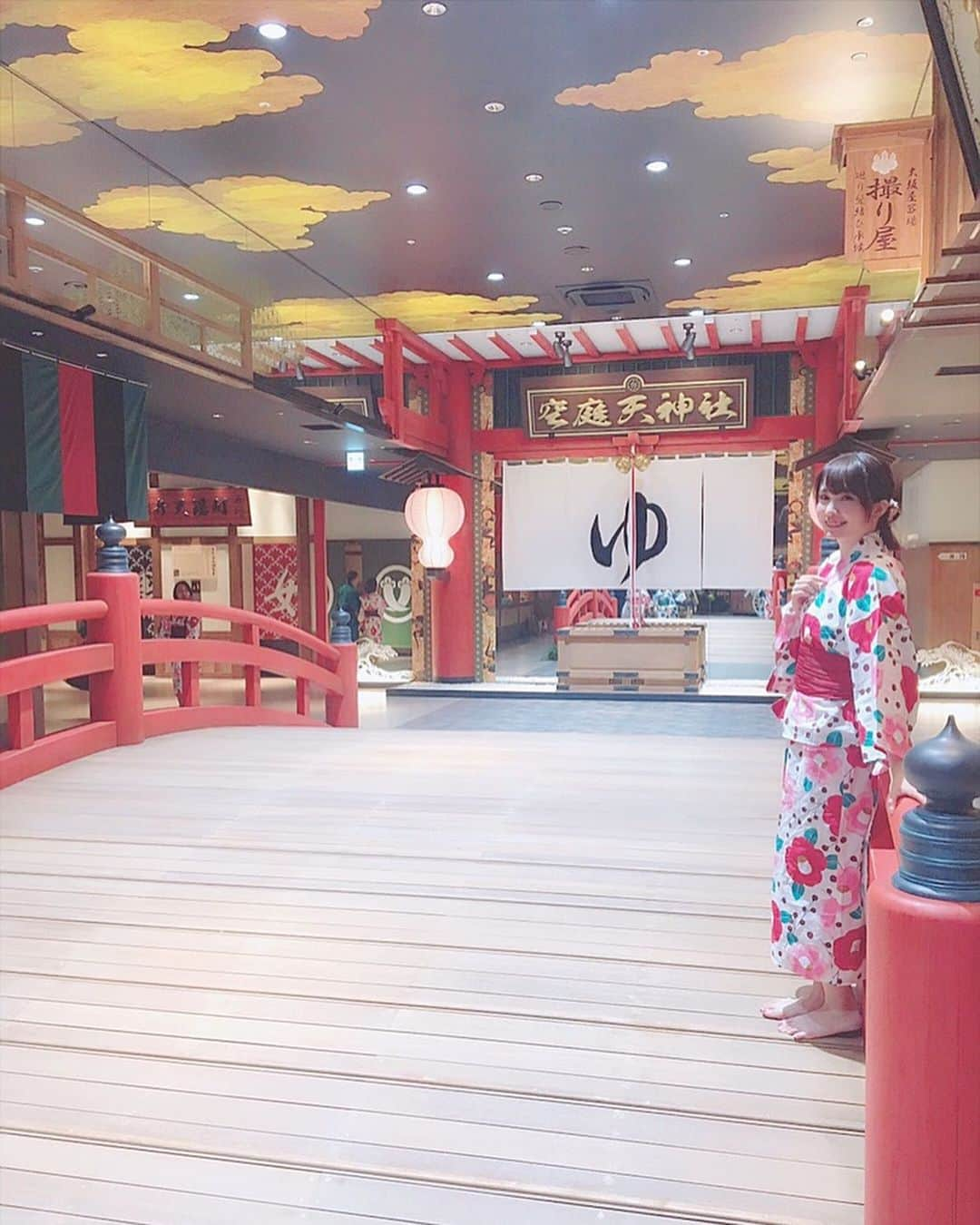 浅井麻里さんのインスタグラム写真 - (浅井麻里Instagram)「♨️👘﻿ ﻿ 旅記事を書かせていただいてる『旅色』﻿ 大阪旅行の記事が掲載されてます💕📝﻿ ﻿ 2月にオープンしたばっかりの大阪の新スポット﻿ 「空庭温泉 OSAKA BAY TOWER」✨﻿ 関西最大級の温泉型テーマパークなの♨️﻿ ﻿ ﻿ まるで、安土桃山時代に﻿ タイムスリップしたみたい！😍💕﻿ (写真6枚スライドしてね)﻿ ﻿ 風情ある街並みが広がってて、﻿ 館内着として浴衣が着られたり👘﻿ 女の子達があちこちで写真を撮ってるくらい﻿ 写真映えスポットがたくさんあったり📸﻿ ﻿ もちろん温泉も気持ちよくて最高❤️﻿ 鳥居が並んでてお散歩できるお庭や足湯、 ご飯やお土産のお店や岩盤浴もあって充実❤️👍 非日常を感じられる素敵な空間に飛び込んで、﻿ ゆったりした時の流れを感じられます✨﻿ ﻿ ストーリーにリンクつなげとくので、﻿ わたしが書いた旅記事読んでみてください🎵﻿ 写真もいっぱいのっけてます！🙋‍♀️﻿ ﻿ ﻿ 本屋さんで販売中の雑誌『旅色』にも﻿ モデルとして出させていただいてるから、﻿ そっちも見てねー❤️😘 (詳細は過去投稿へ)﻿ ﻿ ﻿ #大阪#空庭温泉#温泉#浴衣#温泉浴衣#温泉女子#温泉旅行#旅色#タビノタネ#東京女子部」5月31日 21時43分 - mari_asai_625