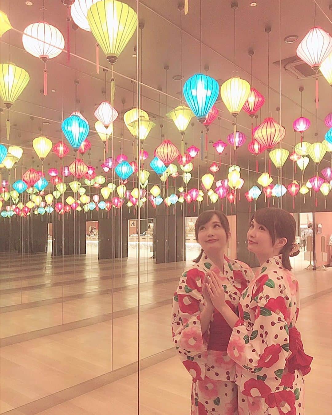のインスタグラム：「♨️👘﻿ ﻿ 旅記事を書かせていただいてる『旅色』﻿ 大阪旅行の記事が掲載されてます💕📝﻿ ﻿ 2月にオープンしたばっかりの大阪の新スポット﻿ 「空庭温泉 OSAKA BAY TOWER」✨﻿ 関西最大級の温泉型テーマパークなの♨️﻿ ﻿ ﻿ まるで、安土桃山時代に﻿ タイムスリップしたみたい！😍💕﻿ (写真6枚スライドしてね)﻿ ﻿ 風情ある街並みが広がってて、﻿ 館内着として浴衣が着られたり👘﻿ 女の子達があちこちで写真を撮ってるくらい﻿ 写真映えスポットがたくさんあったり📸﻿ ﻿ もちろん温泉も気持ちよくて最高❤️﻿ 鳥居が並んでてお散歩できるお庭や足湯、 ご飯やお土産のお店や岩盤浴もあって充実❤️👍 非日常を感じられる素敵な空間に飛び込んで、﻿ ゆったりした時の流れを感じられます✨﻿ ﻿ ストーリーにリンクつなげとくので、﻿ わたしが書いた旅記事読んでみてください🎵﻿ 写真もいっぱいのっけてます！🙋‍♀️﻿ ﻿ ﻿ 本屋さんで販売中の雑誌『旅色』にも﻿ モデルとして出させていただいてるから、﻿ そっちも見てねー❤️😘 (詳細は過去投稿へ)﻿ ﻿ ﻿ #大阪#空庭温泉#温泉#浴衣#温泉浴衣#温泉女子#温泉旅行#旅色#タビノタネ#東京女子部」