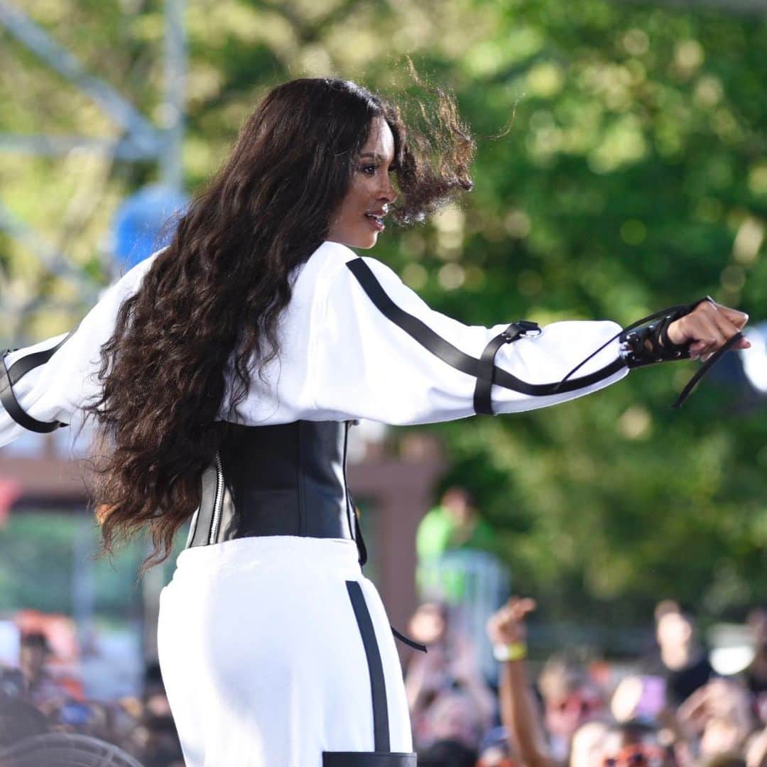 Good Morning Americaさんのインスタグラム写真 - (Good Morning AmericaInstagram)「LEVEL UP! @ciara is here! #CiaraOnGMA 🔥🔥🔥🔥 LINK IN BIO FOR HER PERFORMANCE 🙌」5月31日 21時44分 - goodmorningamerica