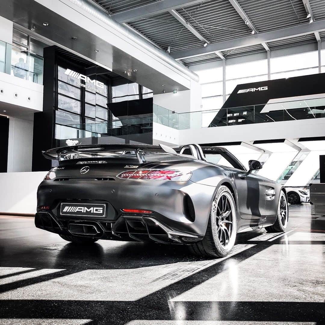 Mercedes AMGさんのインスタグラム写真 - (Mercedes AMGInstagram)「[Fuel consumption combined: 12.5 l/100km | CO2 emissions combined: 284 g/km]  When the Mercedes-AMG GT R Roadster is around the showroom, you can be forgiven for not paying attention to anything else. 📷: @keeponracing  #MercedesAMG #AMG #GTR #GTFamily #DrivingPerformance #Power #Passion #Mercedes #AMG🔥 #Luxury #CarsofInstagram #InstaCar #Lifestyle」5月31日 21時45分 - mercedesamg