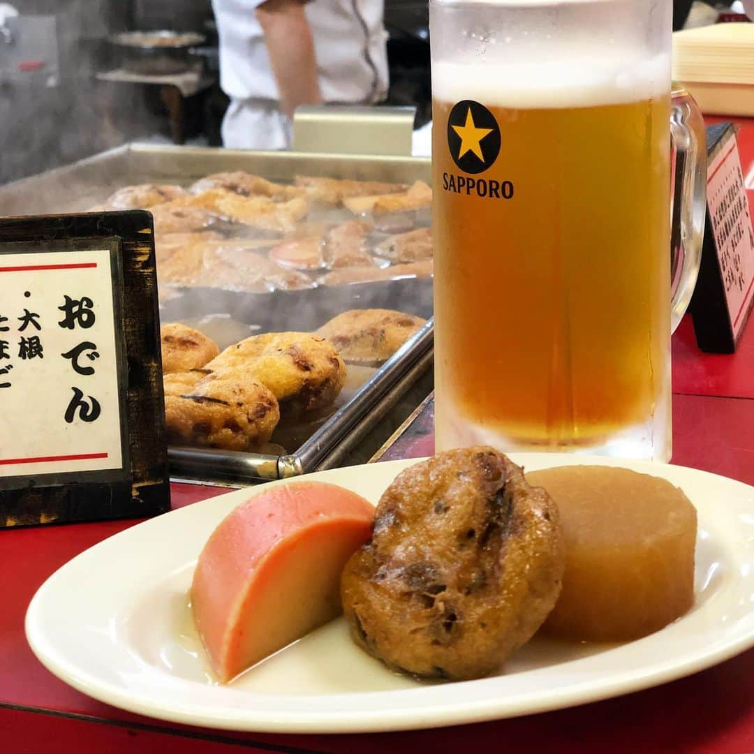 ヤミーさんのインスタグラム写真 - (ヤミーInstagram)「赤福氷が食べたくて伊勢へ。 * 鳥羽出張のついでに伊勢神宮。 くらうまで鳥羽市とコラボマルシェをやるので、視察&食材探しに行って来ました。 * 赤福氷がなかったら、伊勢前泊は思い付かなかった、というわけで、あながちウソでもなく（笑） お昼は、すし久で手こね寿司。美味しい！ * 晩ごはんは、餃子の美鈴。 これから伊勢に行く人には、美鈴へ行け、と言いたい。おにぎりも名物らしい。 * 翌朝は、早朝から赤福本店で赤福。朝5時からやってるという衝撃。仕事前に幸せ♡ 2枚写真があるのは、2皿食べたから！ * 3人で行ったんですよ、念のため。 #出張前乗り ？  #食べ歩きの旅 #伊勢神宮 #赤福 #赤福氷 #餃子の美鈴 #セブンルール #isejingu #food #travel  #くらうましもきた #マルシェ」5月31日 21時45分 - ym_3stepcooking