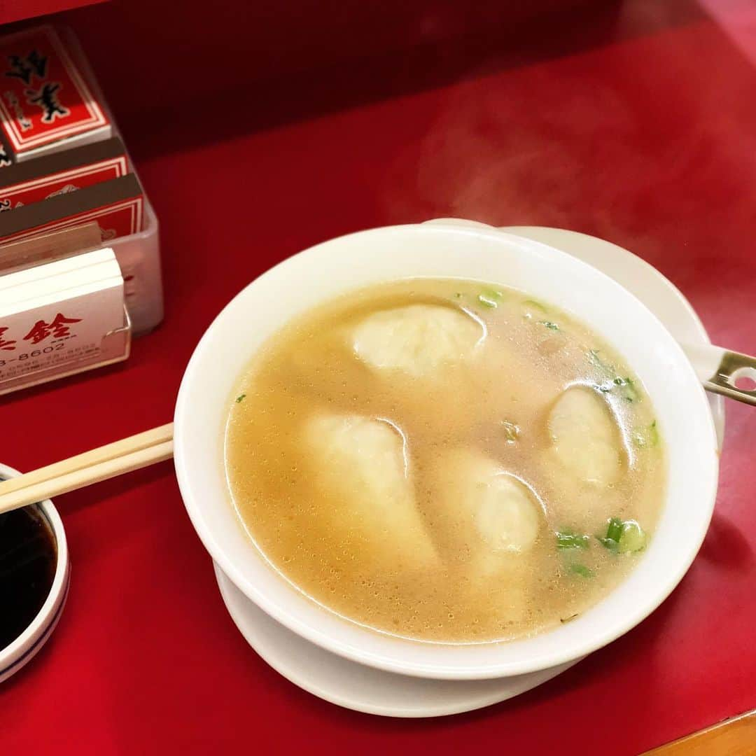 ヤミーさんのインスタグラム写真 - (ヤミーInstagram)「赤福氷が食べたくて伊勢へ。 * 鳥羽出張のついでに伊勢神宮。 くらうまで鳥羽市とコラボマルシェをやるので、視察&食材探しに行って来ました。 * 赤福氷がなかったら、伊勢前泊は思い付かなかった、というわけで、あながちウソでもなく（笑） お昼は、すし久で手こね寿司。美味しい！ * 晩ごはんは、餃子の美鈴。 これから伊勢に行く人には、美鈴へ行け、と言いたい。おにぎりも名物らしい。 * 翌朝は、早朝から赤福本店で赤福。朝5時からやってるという衝撃。仕事前に幸せ♡ 2枚写真があるのは、2皿食べたから！ * 3人で行ったんですよ、念のため。 #出張前乗り ？  #食べ歩きの旅 #伊勢神宮 #赤福 #赤福氷 #餃子の美鈴 #セブンルール #isejingu #food #travel  #くらうましもきた #マルシェ」5月31日 21時45分 - ym_3stepcooking