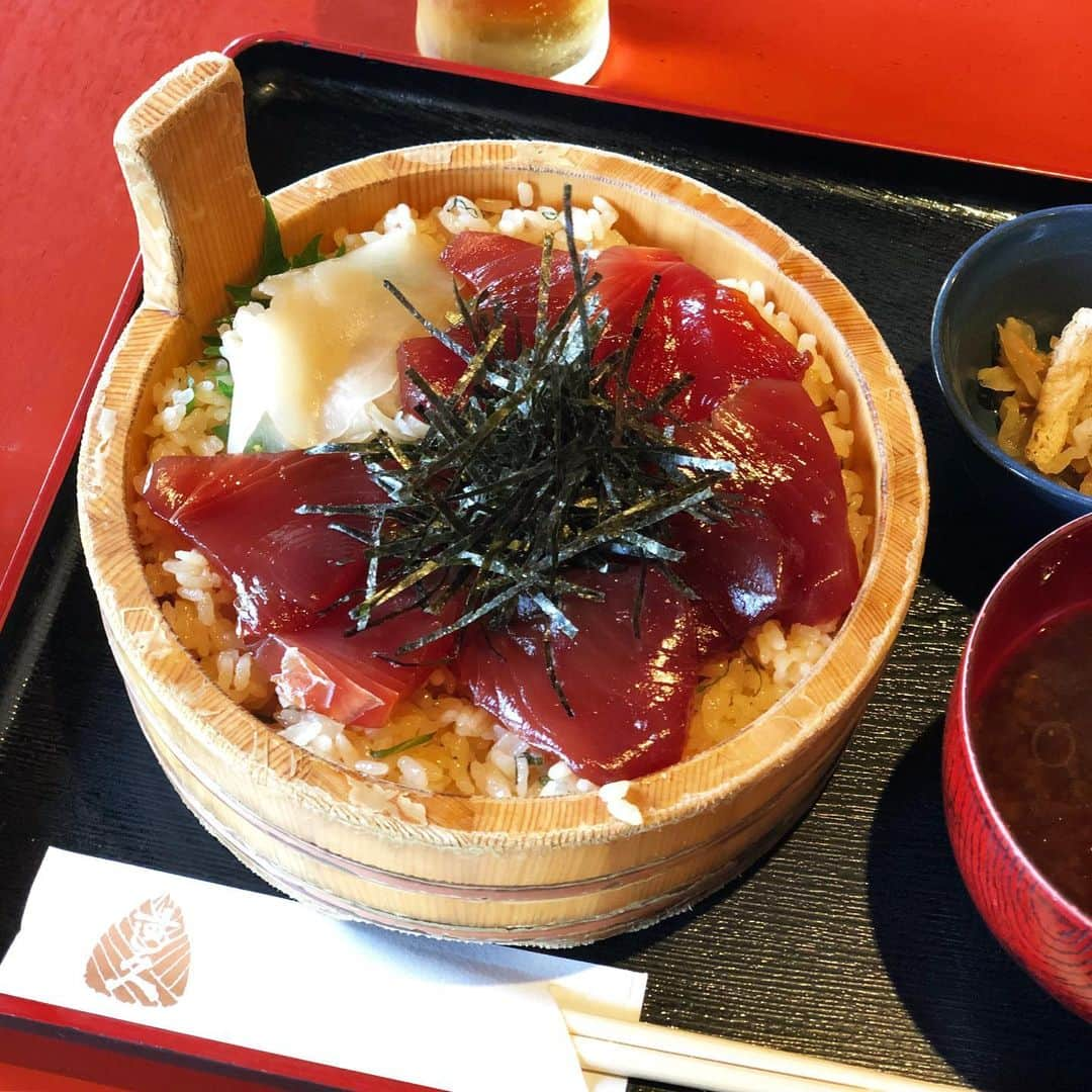 ヤミーさんのインスタグラム写真 - (ヤミーInstagram)「赤福氷が食べたくて伊勢へ。 * 鳥羽出張のついでに伊勢神宮。 くらうまで鳥羽市とコラボマルシェをやるので、視察&食材探しに行って来ました。 * 赤福氷がなかったら、伊勢前泊は思い付かなかった、というわけで、あながちウソでもなく（笑） お昼は、すし久で手こね寿司。美味しい！ * 晩ごはんは、餃子の美鈴。 これから伊勢に行く人には、美鈴へ行け、と言いたい。おにぎりも名物らしい。 * 翌朝は、早朝から赤福本店で赤福。朝5時からやってるという衝撃。仕事前に幸せ♡ 2枚写真があるのは、2皿食べたから！ * 3人で行ったんですよ、念のため。 #出張前乗り ？  #食べ歩きの旅 #伊勢神宮 #赤福 #赤福氷 #餃子の美鈴 #セブンルール #isejingu #food #travel  #くらうましもきた #マルシェ」5月31日 21時45分 - ym_3stepcooking