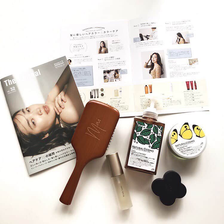 のインスタグラム：「伊勢丹新宿ビューティアポセカリー The Journal Vol.32🍃✨ 毎号楽しみにしている大好きなBアポさんのカタログに、またまた素敵な企画で参加させていただきました！  今回はヘアケア特集ということで💆🏼‍♀️ 私は、AVEDAのサロン「ヒアカ アヴェダ」さんで髪に優しいヘアカラーを体験させて頂きました！ 正直な感想、このアヴェダカラー良い事しかない。 . ◯カラー剤特有のツンとするような匂いがしない、むしろラベンダーのいい香りに癒される！(これかなり感動😭) ◯放置時間が短い ◯トリートメント後のような仕上がり ◯もちろん普通のカラー剤と同じように好みのオーダーができる  短時間でカラーというよりトリートメントをしてもらっただけのような感覚で、質感も色も綺麗な髪の毛に大満足！！！ 私がいつも愛用してる大好きなナチュラルヘアケアアイテムたちも、Bアポで揃います❤︎ 相変わらずこれテイクフリーでいいの?!ってくらい情報満載で、にやにやしながら熟読したカタログでした。 そんなBアポさん待望の公式アカウントが出来たのでみんなフォローすべし→ @isetan_beautyapothecary  #伊勢丹新宿#ビューティアポセカリー  #Bアポ#Bアポジャーナル#ビーアポ #アヴェダ#アヴェダカラー#ヒアカアヴェダ #中世古麻衣#ナカセコスメ#オーガニックコスメ#ナチュラルコスメ#アポコスメ#heakaaveda #isetan#isetanshinjuku#beautyapothecary」