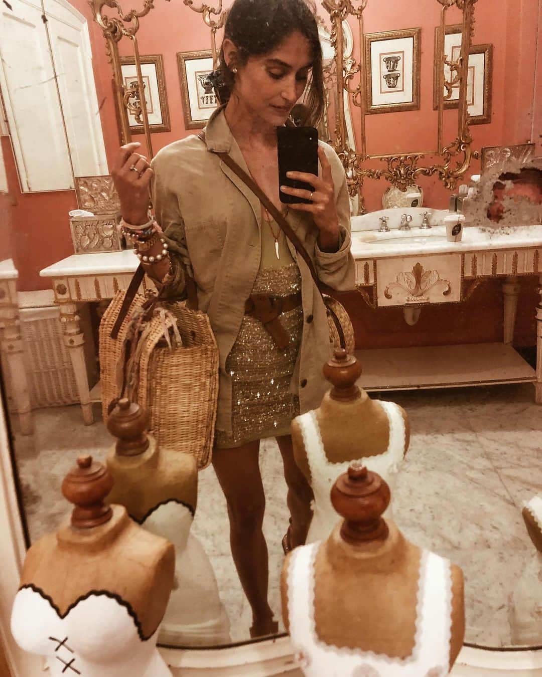 ダニジョーのインスタグラム：「Buongiorno, Lake Como ❤️🌅 @danielleasnyder toting the Becca Summer Straw Bag while honeymooning • tap to shop #dannijogirls」