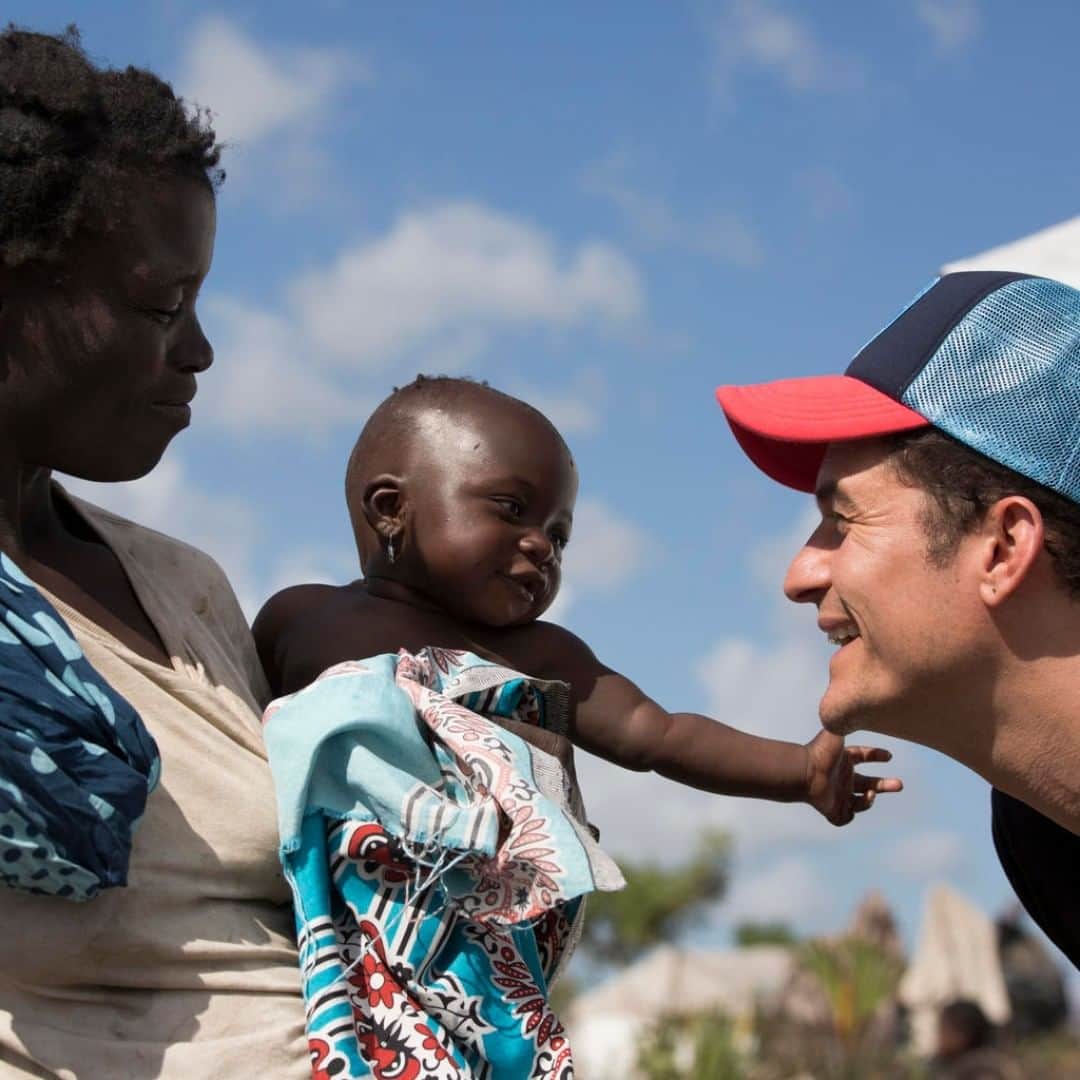 unicefさんのインスタグラム写真 - (unicefInstagram)「Our Goodwill Ambassador, @orlandobloom shares a lovely moment with Logina, 5 months, and her mother Sonia while visiting a UNICEF-supported camp for people displaced by flooding in Beira, Mozambique. Logina’s family are sheltering along with 1,500 others at Mutua Camp. Over 1.1 million children have lost their homes, schools and belongings in the aftermath of tropical cyclones Idai and Kenneth. @unicef_mozambique is supporting affected families to either return home or relocate to safer places, as well as providing healthcare, nutrition, education, water and sanitation, and protecting children from exploitation and abuse. © UNICEF/UN0316580/Prinsloo」5月31日 21時55分 - unicef