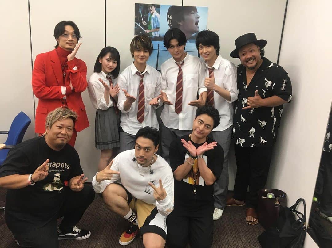 鈴木仁のインスタグラム：「最初で最後かも知れないmusic station 本当の本当に楽しかった〜！！！ 一生の思い出です！  MONGOL800さんに THE XXXXXXさん！ 超絶豪華な１枚！ 本当にありがとうございました！！！ #musicstation  #小さな恋のうた」