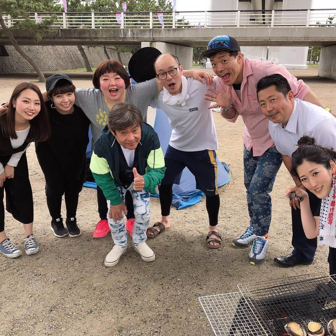 森田展義さんのインスタグラム写真 - (森田展義Instagram)「貝塚にある 『二色の浜』なる処で 『BBQ』なるもので 『雲丹』なるものと 『鮑』なるものと 『いがわゆり蚊全力焼き鳥』なるものと 『山本奈臣実全力アヒージョ』なるものを食す！  #なる処 #なるもの食し  #nobmorley #森田展義 #二色の浜 #BBQ #アクサの杉ちゃん 差し入れ #雲丹 #鮑 #いがわゆり蚊 全力 #焼き鳥 #山本奈臣実 全力 #アヒージョ #絶品なるもの #食しログ #2019年最高バーベキュー #ノミネート #ファンタ でちょける #内場勝則 兄さん #前田まみ ちゃん #湯澤花梨 ちゃん #フリスビー先生」5月31日 21時57分 - nobmorley