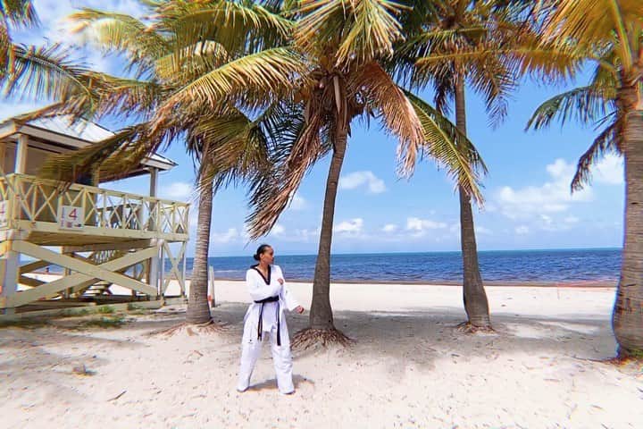 ペイジ・マクファーソンのインスタグラム：「Beach please! Entering into the weekend like... 🌴🥋🌞 #taekwondo #beachlife #kwon #kicking #athlete」