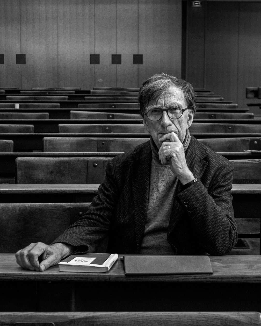 ルモンドさんのインスタグラム写真 - (ルモンドInstagram)「Bruno Latour est aujourd’hui l’intellectuel français le plus influent à l’étranger. Tour à tour philosophe des sciences, sociologue du droit ou anthropologue du métro, cet esprit libre a mis au point une méthode bien à lui, à la fois savante et narquoise, pour décrire notre modernité, en particulier la façon dont la société produit des valeurs et des vérités. Au lendemain d’élections européennes qui ont confirmé l’urgence de cette préoccupation, Bruno Latour fait ici le lien entre ces enjeux et des phénomènes politiques comme les « gilets jaunes » ou le « populisme ». Entretien. — Photo : à l'institut d'études politiques de Paris, en octobre 2018, par @rafaelyagobzadeh / @hanslucas — #Idée #Climat#Planete」5月31日 21時58分 - lemondefr