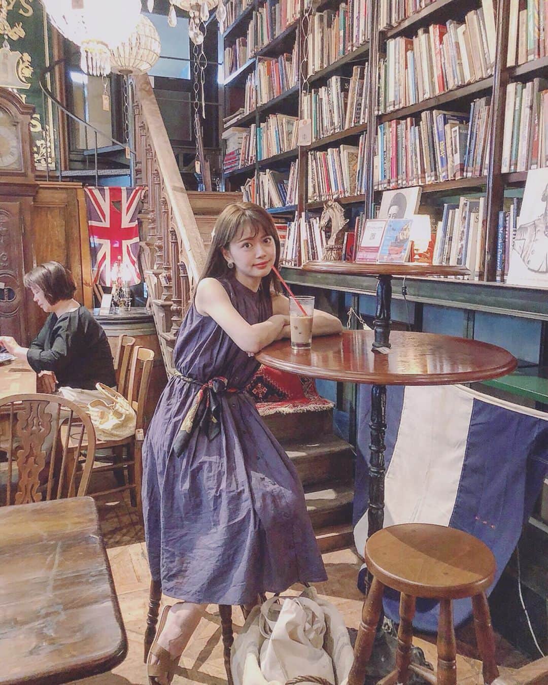 山崎春佳さんのインスタグラム写真 - (山崎春佳Instagram)「📚💙 . ずっと行ってみたかったらしく、母を連れて 一緒に久しぶりにここへ。 三宿にあるすてきなカフェです☺︎ 喜んでもらえてよかった…！ . お洋服は腰に昔母にもらったスカーフを巻いて、 #ワンピースは @titivatejp のものです❤︎ .  #me #books #cafe #titivate #titivatestyle #dress #antiqueshop #strawhat #三宿カフェ #池尻大橋カフェ #スカーフ #ワンピースコーデ #クルーネックAラインワンピース #ティティベイト #アンティーク #アンティークショップ」5月31日 21時59分 - haruka_yamazaki