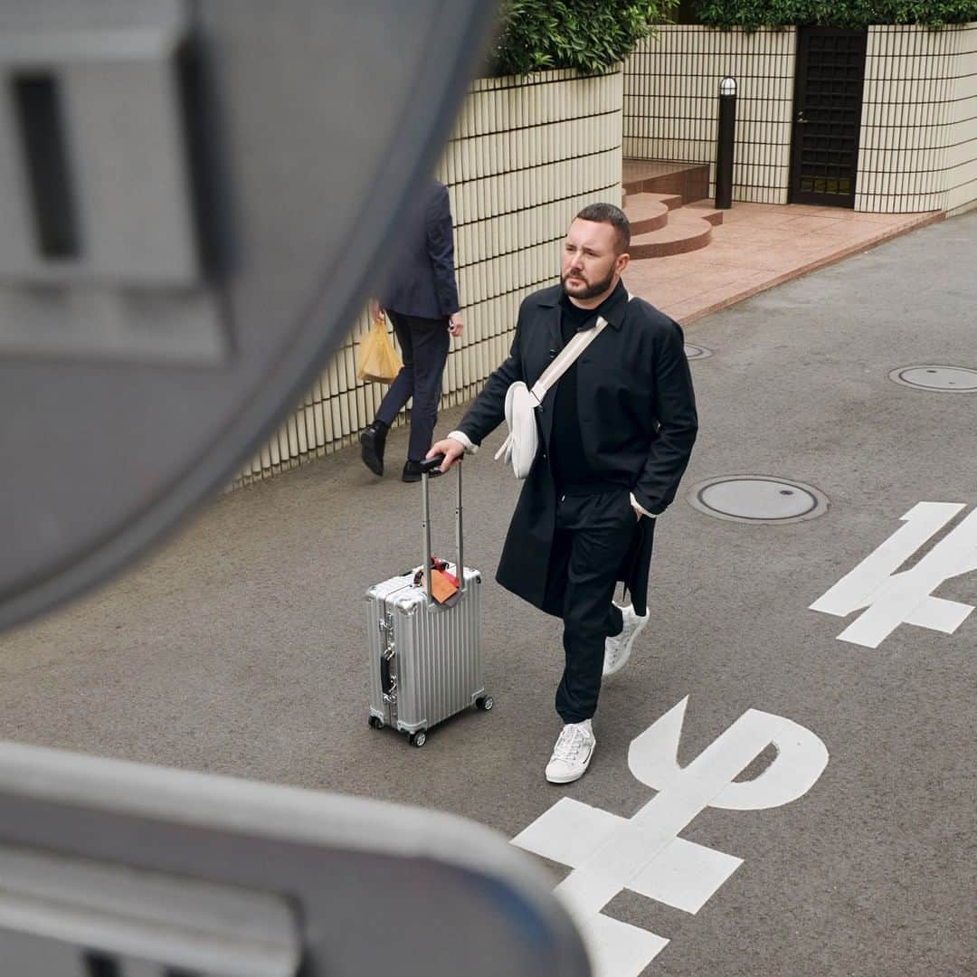 リモワさんのインスタグラム写真 - (リモワInstagram)「"If inspiration can come from anywhere, then I want to go everywhere." Discover the travels of @mrkimjones, Artistic Director Dior Men's, on our IGTV.  #RIMOWA #NeverStill」5月31日 22時00分 - rimowa