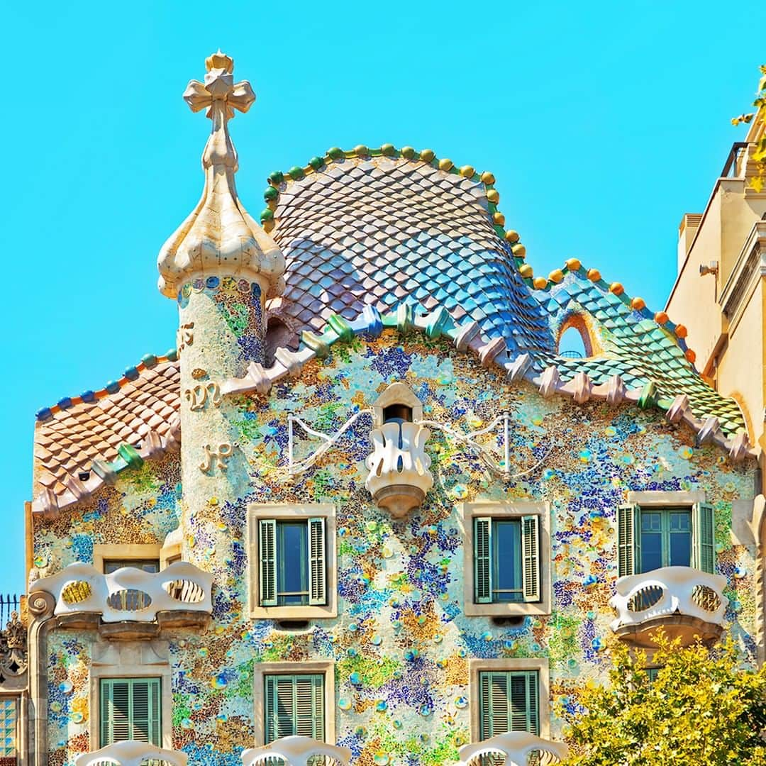 エールフランスさんのインスタグラム写真 - (エールフランスInstagram)「Vibrant and lively Barcelona, where Gaudí’s quirky and playful buildings coexist harmoniously with the gothic architectural style and…the beach! Barcelone, pittoresque et trépidante où les maisons espiègles de Gaudí cohabitent paisiblement avec l’architecture gothique et... la plage !  #AirFrance #Franceisintheair  #barcelona #espagne #travel」5月31日 22時01分 - airfrance