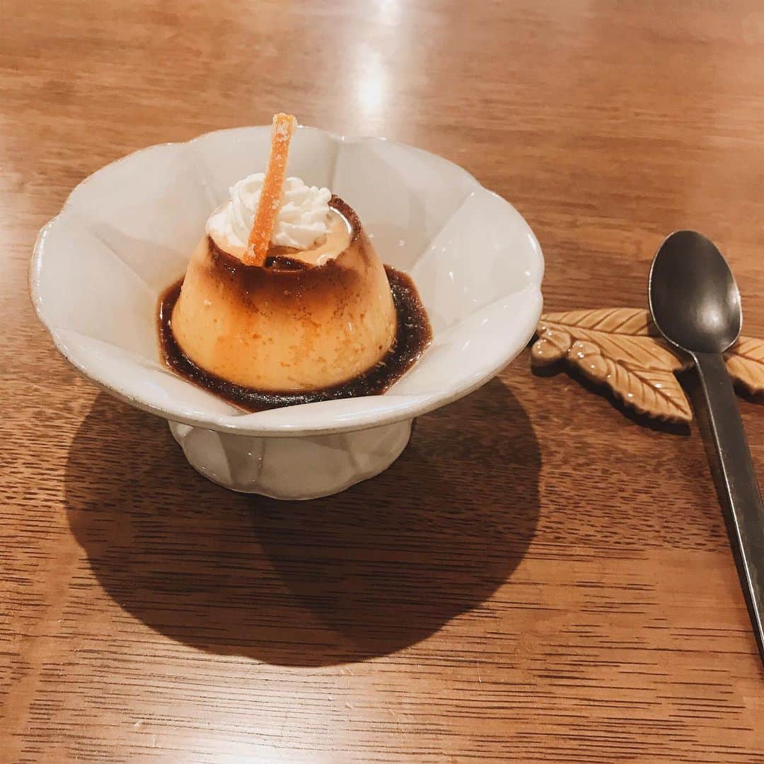 真山朔のインスタグラム：「今日は友達二人が一日遊んでくれた–🍮 美味しい海鮮丼食べて、プリン食べて、 バースデープレゼント買ってもらって、 最後になんかすごい最新のプリクラとって、 最高におもしろ楽しい誕生日でした！やっほい！」