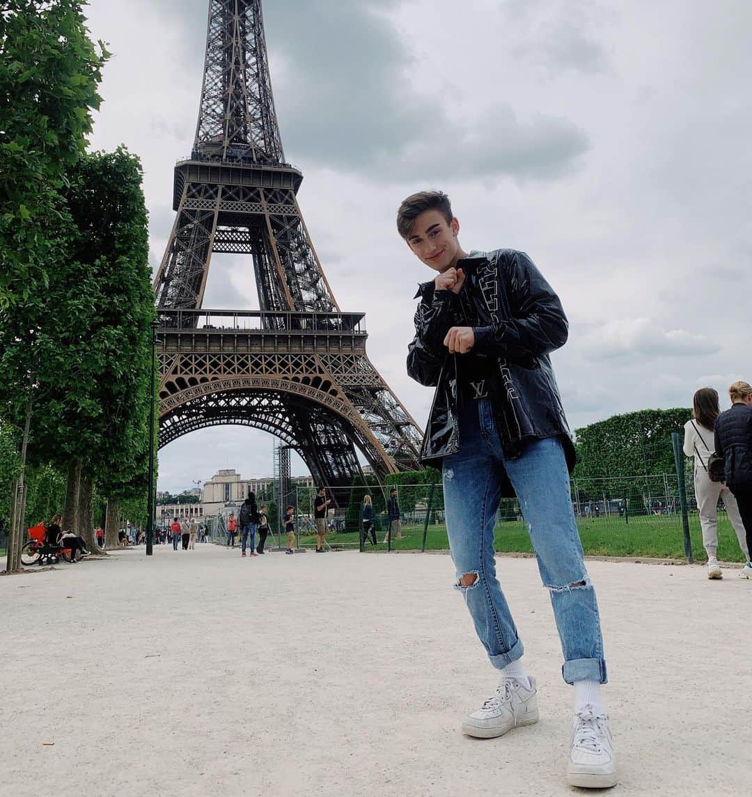 ジョニー・オーランドのインスタグラム：「woah, thats a big tower」