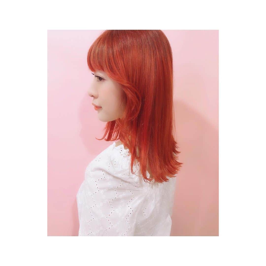 吉田菫さんのインスタグラム写真 - (吉田菫Instagram)「. . 🍊🧡 hair color ・cut 🧡🍊 .  前の投稿後さかちにカラーカットしてもらったよ♡ いつもオレンジなんだけど、少し赤っぽさのあるオレンジにしてもらいました♡ めちゃくちゃ伸ばしてたけどダメージのある毛先がストレスだったので後髪を10センチ程切りました✂︎✂︎ ✂︎ スッキリ〜🥰また伸ばす！ . @sakachi13  @bettie_tokyo」5月31日 22時13分 - sumiredooon1228