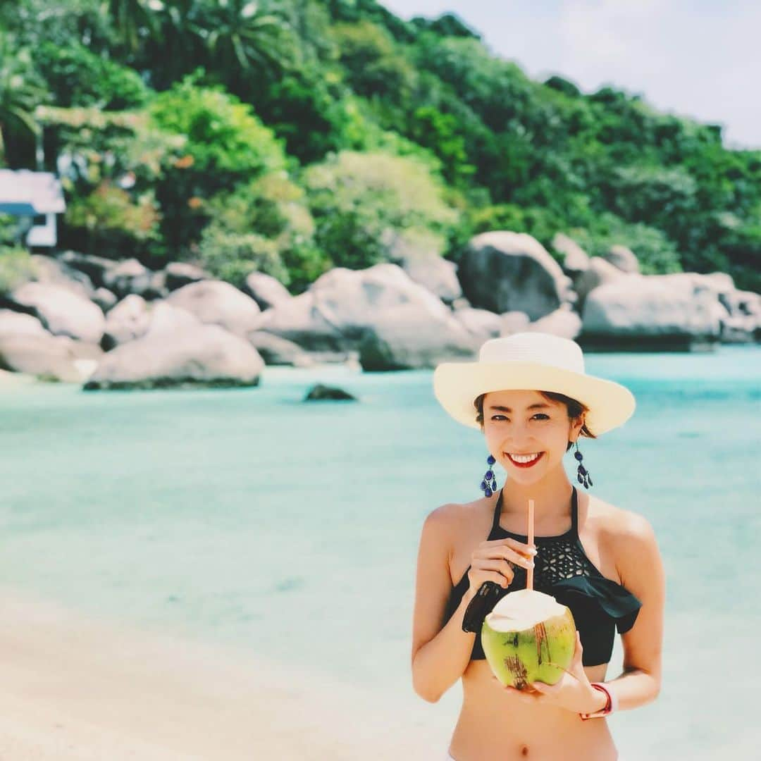 渡辺由布子さんのインスタグラム写真 - (渡辺由布子Instagram)「🥥 ・ “COCONUT FIZ”  限りなく透明な海と、 晴れ渡る青い空。  ヤシの木に囲まれて、 ターコイズブルーのビーチを眺めながら #ココナッツジュース を味わう。  そんな南国の景色を描いた香りが、 @guerlainjp から新登場！  本日から6月16日までの期間限定で、#GUERLAIN AQUA ALLEGORIA × #集英社FLAGSHOP のPOP UPが展開中！  iPadによるコンサルテーションを体験して、自分らしさを表現する香りに出会えます。 先着でサンプル3点セットをプレゼント！その他、新製品のお試しや購入も可能です。  #ゲラン #アクアアレゴリア #私の香り診断 #集英社フラッグショップ #東急プラザ銀座 #hinkarinka #ヒンカリンカ  #coconutfiz  #coconut #palmtree  #beach  #bikini  #island #resort  @tokyuplazaginzaofficial  #pr ・ ・ 📍 #KohThao #Thailand #🇹🇭」5月31日 22時05分 - watanabe_yuko