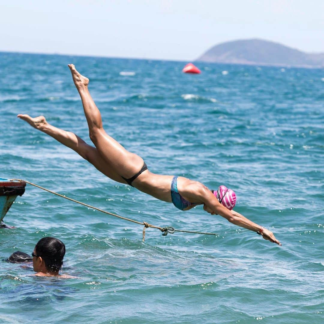 ヨハンナ・ソラノさんのインスタグラム写真 - (ヨハンナ・ソラノInstagram)「Así de perfecto es el mar en Nha Trang, Vietnam!!! No puedo creer que en sólo 42 días esté dándolo todo en este paraíso! 🙌🏽 Cuando estuve en 2016 quedé tan impactada, que siempre juré regresar. Aún quedan algunos días para el registro a este evento tan cool! Espero puedan venir en esta edición o que lo puedan tomar como parte de sus objetivos en los próximos años! • “DILANF” es el código que deben usar en su inscripción para obtener su descuento en esta edición!! 😃 . . . That's how perfect the sea is in Nha Trang, Vietnam!!! I can’t believe that in just 42 days I‘ll be giving my everything in this paradise! 🙌  When I was there in 2016 I was so shocked, I always swore I’d be back. There are still a few days left to register for this cool event! I hope you can come in this edition or that you can take it as part of your goals in the coming years! • "DILANF" is the code that you must use in your registration to get your discount in this edition! 😃 • #challengevietnam #challengeVN #nhatrangchallengesyou #challengefamily #nhatrang #vietnam」5月31日 22時05分 - johasolano