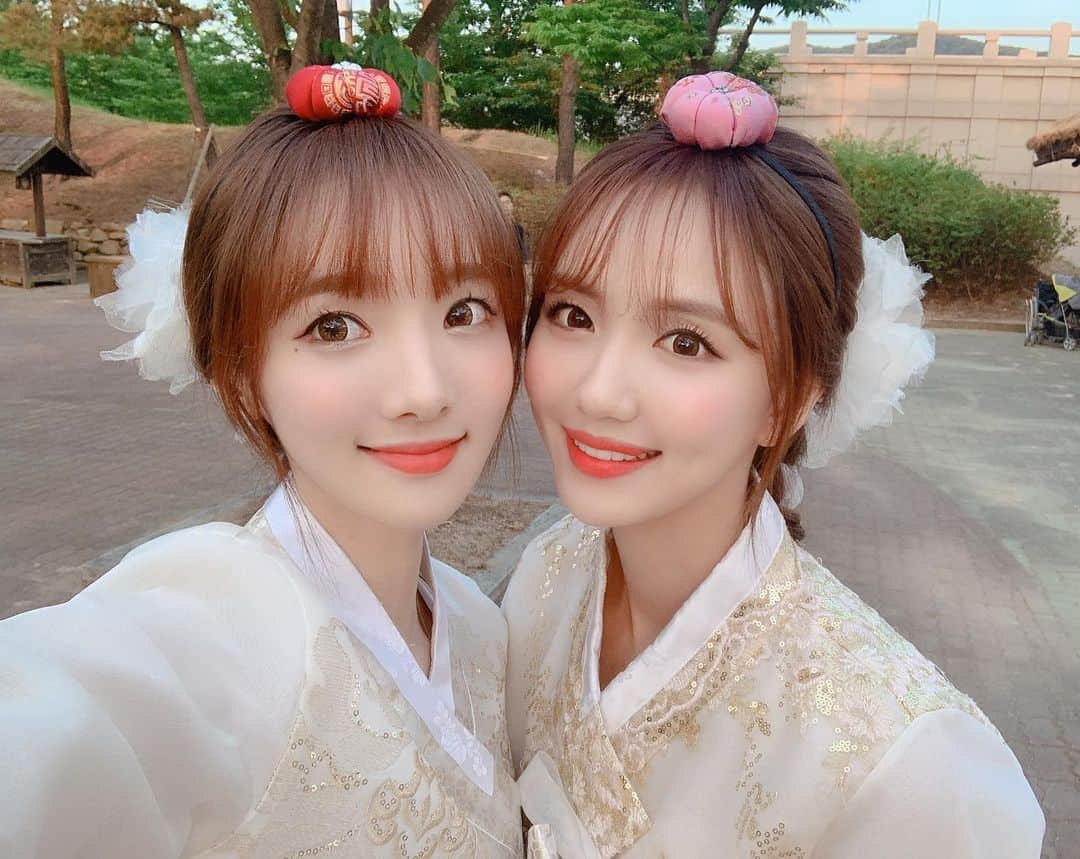 ミンヒ さんのインスタグラム写真 - (ミンヒ Instagram)「오늘 우리 쌍둥이👭 근데 우리 밥은 언제주시나요..?😫 배고파ㅏㅏㅏㅏㅏㅏ」5月31日 22時06分 - juminhee