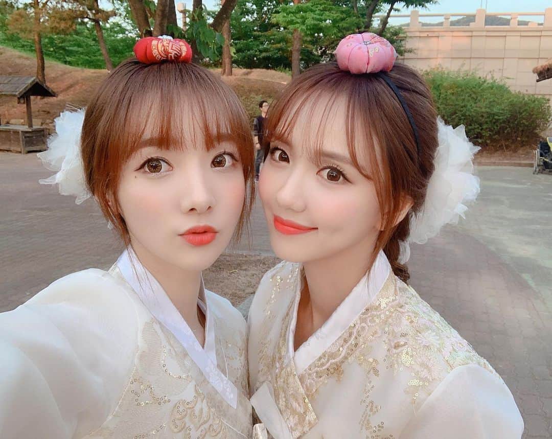 ミンヒ のインスタグラム：「오늘 우리 쌍둥이👭 근데 우리 밥은 언제주시나요..?😫 배고파ㅏㅏㅏㅏㅏㅏ」