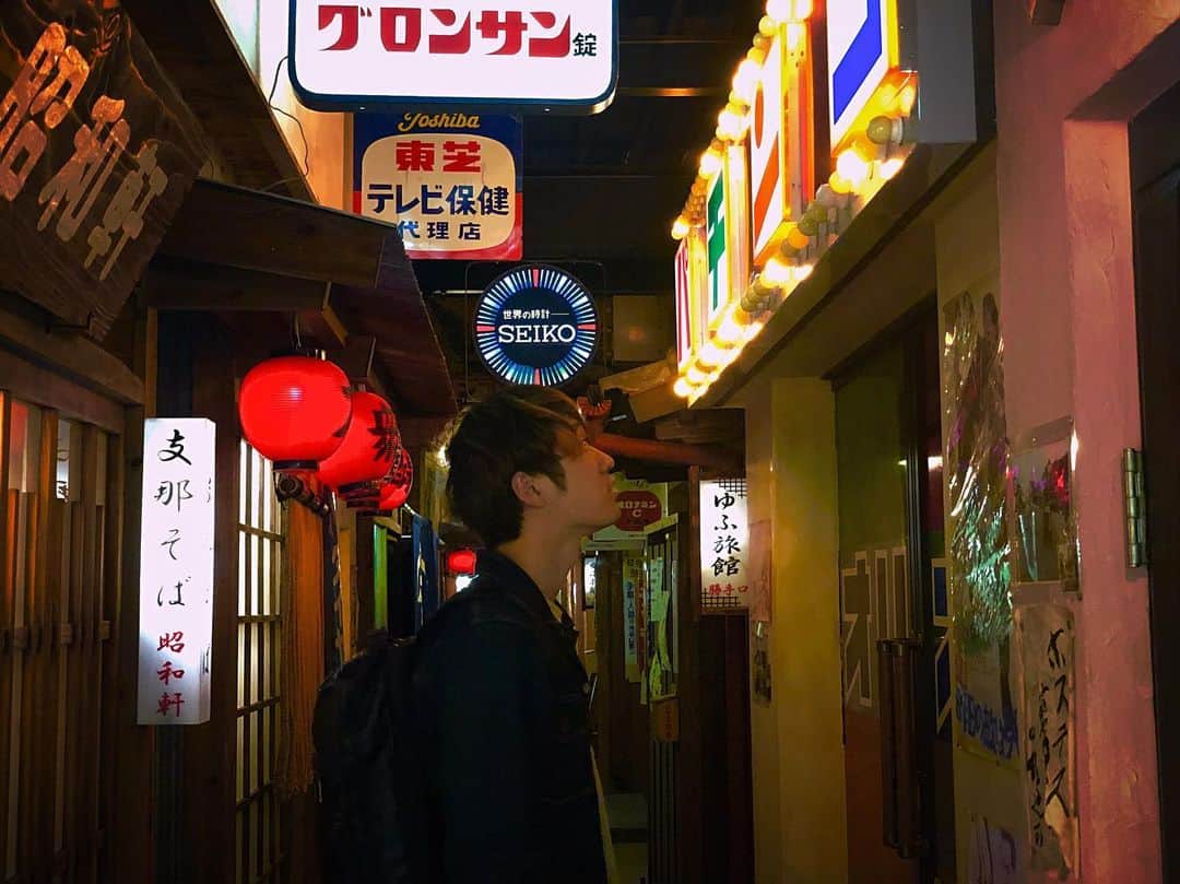 のインスタグラム：「“令和”から“昭和”へ、タイムトラベル。  #photooftheday #photo #photography #beautiful #neon #sign #signboard #old #timetravel #throughtime #showa #raiwa #yufuin #oita #japan #昭和 #令和 #iphonex」