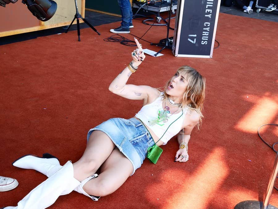 マイリー・サイラスさんのインスタグラム写真 - (マイリー・サイラスInstagram)「See you tonight @primavera_sound ! #SHEISCOMING playing the new shiiiiiit!」5月31日 22時07分 - mileycyrus