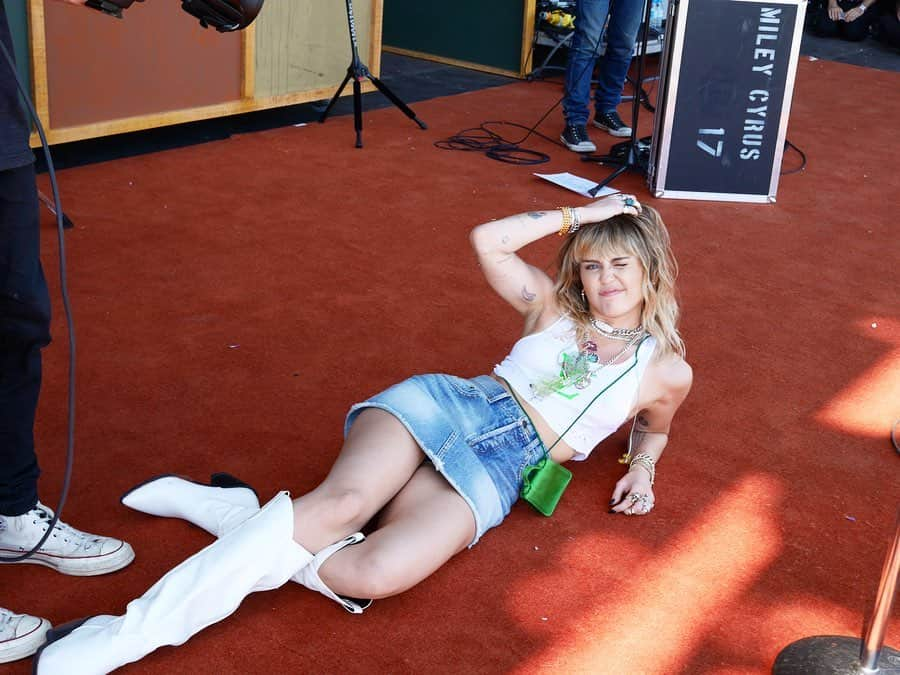 マイリー・サイラスさんのインスタグラム写真 - (マイリー・サイラスInstagram)「See you tonight @primavera_sound ! #SHEISCOMING playing the new shiiiiiit!」5月31日 22時07分 - mileycyrus