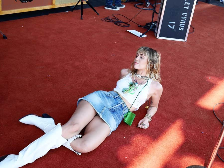 マイリー・サイラスさんのインスタグラム写真 - (マイリー・サイラスInstagram)「See you tonight @primavera_sound ! #SHEISCOMING playing the new shiiiiiit!」5月31日 22時07分 - mileycyrus