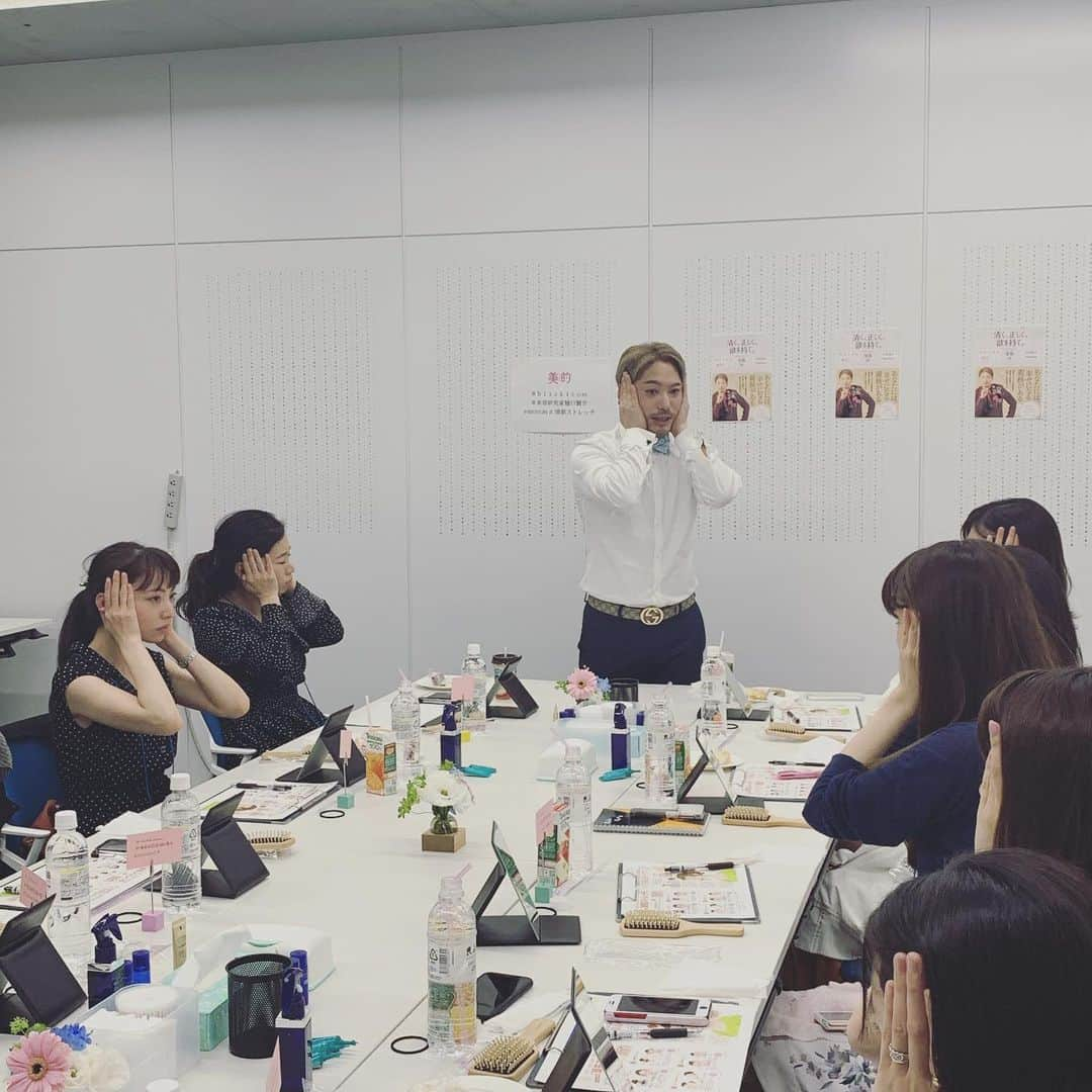 美的 Biteki's official Instagram! さんのインスタグラム写真 - (美的 Biteki's official Instagram! Instagram)「「BITEKI美容塾」第5回目！昨年『美的』12月号付録のパドルブラシでも話題となった人気美容研究家・樋口賢介さんによる｢肌も心も人生も上がる⤴︎ HIGUCHI式 頭筋ストレッチ｣講座が開催されました✨ ★ イベントでは、樋口さんがHIGUCHI式頭筋ストレッチをレクチャー♪ 頭皮の4パーツをくるくるっと指やパドルブラシで揉みほぐすことで、透明感アップ＆小顔効果が期待できるのだとか❣️ . その頭皮4パーツとは... 1️⃣ザビエルゾーン（頭頂部。フランシスコ・ザビエルにちなんで命名） 血流が良くなるため、潤い度や血色感がアップ！ 2️⃣カチューシャゾーン（カチューシャをつける髪の生え際ゾーン） 法令線やまぶたのたるみ、額や目元のシワケアに効く! 3️⃣サイドバックゾーン（耳の後ろから後頭部にかけてのゾーン） フェースラインのたるみもキュッとリフトアップ。小顔効果もバッチリです！ 4️⃣こめかみゾーン 目元や頬のリフトアップが期待できます！ . ★ 頭皮の知識をつけたところで、さっそく手で行う頭筋ストレッチの実践💜樋口さんが参加者それぞれのお悩みに合わせたストレッチ方法を伝授してくれました♪ . 🔹フェースラインのたるみ 5指をひろげて、頭皮に円を描くようにマッサージしていきます。最初は耳の上あたりから、そこから徐々に上の方へ指の位置を移動。顔全体の皮膚を引き上げるよう意識して♪ 🔹目の疲れ 人差し指・中指・薬指をそろえて、こめかみをほぐすと目元がぱっちりと。さらに頭痛にも効果的なんだそう！ 🔹おでこのシワ 片方の5指でおでこを押さえ、もう片方の5指でマッサージ。横に、縦にくるくるっと小さい丸を描くようにもみほぐしていって♪  頭筋ストレッチは、朝のスキンケア後、メイク前に3分ほど行うと化粧ノリがよくなるのだとか！ . ★ さらに、去年の『美的』12月号付録「頭筋ほぐしパドルブラシ」を使って、頭筋ブラッシングにも挑戦😊  美容液で頭皮をなじませた後、髪全体をブラッシング。それから耳の上の生え際にブラシを当て、一気に引き上げ！こめかみのリンパ節に詰まった老廃物が流され、ほうれい線や肌のたるみの改善が目指せます。  このパドルブラシ、頭皮へ使うだけでなく、手の甲やおでこ、頬、首の後ろに直接当ててマッサージすることで、血行促進され透明感アップが目指せるんですよ♪ . ★ 明るい雰囲気のなか、終始笑いの絶えなかった第5回「BITEKI美容塾」。最後は樋口さんの代名詞、「美は執念！」とのお言葉をいただき、幕を閉じました☺️ . 本日の詳細は美的９月号でもレポートするので、ぜひチェックしてみてくださいね！  #bitekicom#美容研究家樋口賢介#HIGUCHI式頭筋ストレッチ#樋口賢介#パドルブラシ#頭皮#頭皮マッサージ#マッサージ#頭筋#小顔#美肌#美容#美的 #美容塾  @higuchi_beauty」5月31日 22時07分 - bitekicom