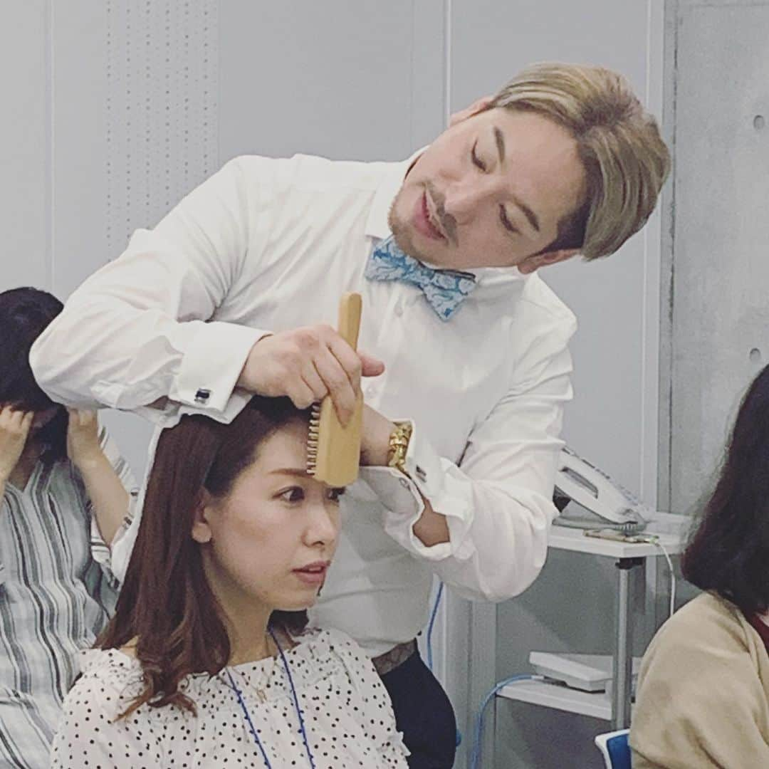 美的 Biteki's official Instagram! さんのインスタグラム写真 - (美的 Biteki's official Instagram! Instagram)「「BITEKI美容塾」第5回目！昨年『美的』12月号付録のパドルブラシでも話題となった人気美容研究家・樋口賢介さんによる｢肌も心も人生も上がる⤴︎ HIGUCHI式 頭筋ストレッチ｣講座が開催されました✨ ★ イベントでは、樋口さんがHIGUCHI式頭筋ストレッチをレクチャー♪ 頭皮の4パーツをくるくるっと指やパドルブラシで揉みほぐすことで、透明感アップ＆小顔効果が期待できるのだとか❣️ . その頭皮4パーツとは... 1️⃣ザビエルゾーン（頭頂部。フランシスコ・ザビエルにちなんで命名） 血流が良くなるため、潤い度や血色感がアップ！ 2️⃣カチューシャゾーン（カチューシャをつける髪の生え際ゾーン） 法令線やまぶたのたるみ、額や目元のシワケアに効く! 3️⃣サイドバックゾーン（耳の後ろから後頭部にかけてのゾーン） フェースラインのたるみもキュッとリフトアップ。小顔効果もバッチリです！ 4️⃣こめかみゾーン 目元や頬のリフトアップが期待できます！ . ★ 頭皮の知識をつけたところで、さっそく手で行う頭筋ストレッチの実践💜樋口さんが参加者それぞれのお悩みに合わせたストレッチ方法を伝授してくれました♪ . 🔹フェースラインのたるみ 5指をひろげて、頭皮に円を描くようにマッサージしていきます。最初は耳の上あたりから、そこから徐々に上の方へ指の位置を移動。顔全体の皮膚を引き上げるよう意識して♪ 🔹目の疲れ 人差し指・中指・薬指をそろえて、こめかみをほぐすと目元がぱっちりと。さらに頭痛にも効果的なんだそう！ 🔹おでこのシワ 片方の5指でおでこを押さえ、もう片方の5指でマッサージ。横に、縦にくるくるっと小さい丸を描くようにもみほぐしていって♪  頭筋ストレッチは、朝のスキンケア後、メイク前に3分ほど行うと化粧ノリがよくなるのだとか！ . ★ さらに、去年の『美的』12月号付録「頭筋ほぐしパドルブラシ」を使って、頭筋ブラッシングにも挑戦😊  美容液で頭皮をなじませた後、髪全体をブラッシング。それから耳の上の生え際にブラシを当て、一気に引き上げ！こめかみのリンパ節に詰まった老廃物が流され、ほうれい線や肌のたるみの改善が目指せます。  このパドルブラシ、頭皮へ使うだけでなく、手の甲やおでこ、頬、首の後ろに直接当ててマッサージすることで、血行促進され透明感アップが目指せるんですよ♪ . ★ 明るい雰囲気のなか、終始笑いの絶えなかった第5回「BITEKI美容塾」。最後は樋口さんの代名詞、「美は執念！」とのお言葉をいただき、幕を閉じました☺️ . 本日の詳細は美的９月号でもレポートするので、ぜひチェックしてみてくださいね！  #bitekicom#美容研究家樋口賢介#HIGUCHI式頭筋ストレッチ#樋口賢介#パドルブラシ#頭皮#頭皮マッサージ#マッサージ#頭筋#小顔#美肌#美容#美的 #美容塾  @higuchi_beauty」5月31日 22時07分 - bitekicom