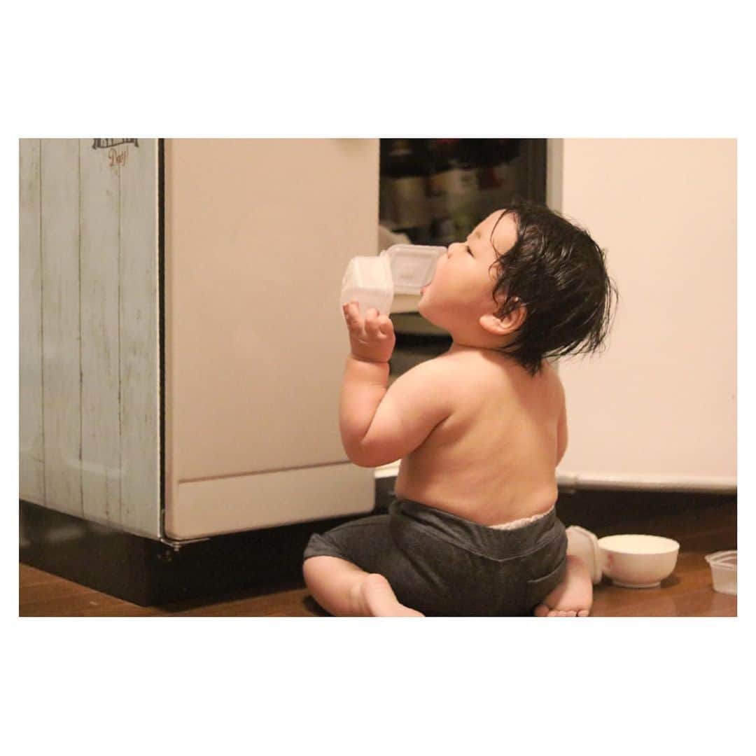 コドモノ！写真部さんのインスタグラム写真 - (コドモノ！写真部Instagram)「🕊💕 今回ご紹介するのは @karu_1020 さんのお写真です。 . お風呂上がりに逃げ出してキッチンを物色🧐 好奇心旺盛で素敵です。 そして柔らかそうなお背中♡ . @karu_1020 さん「#コドモノ」のハッシュタグ付けありがとうございました。 . .  お子様のカワイイ姿、面白い瞬間、なんとも言えない表情などなど毎日募集中！@kodomono_photoをフォローの上、#コドモノ をつけて投稿してください💕 素敵な写真や動画はコドモノ！写真部がフィーチャーさせていただきます。 . 🍼画像や動画は投稿者様に許諾を得てコドモノ！写真部に掲載しています。ご本人以外の無断転載はお控えください。 . . ▼▽▼投稿毎日募集中▼▽▼ . #生後11ヶ月 #赤ちゃん #baby #赤ちゃんのいる生活 #赤ちゃんのいる暮らし #0歳 #成長記録 #育児 #可愛い #キッキン #子育て #背中 #むちむち #ぽよぽよ」5月31日 22時09分 - kodomono_photo