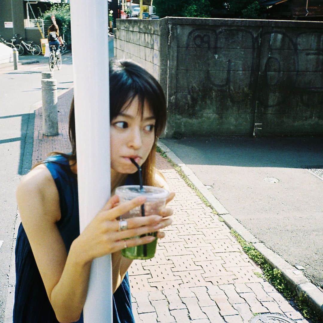 のインスタグラム：「. 美味しいお茶は 私を平和にする 🍵 茶ガールお邪魔しました よかったら 🙏🏻 @8msmsm8 @chatokyo  @rice.press  #水出し山椒 #緑茶 #茶ガール #茶と今日 #お茶 #cha #tea #teatime #matcha #japanesetea」
