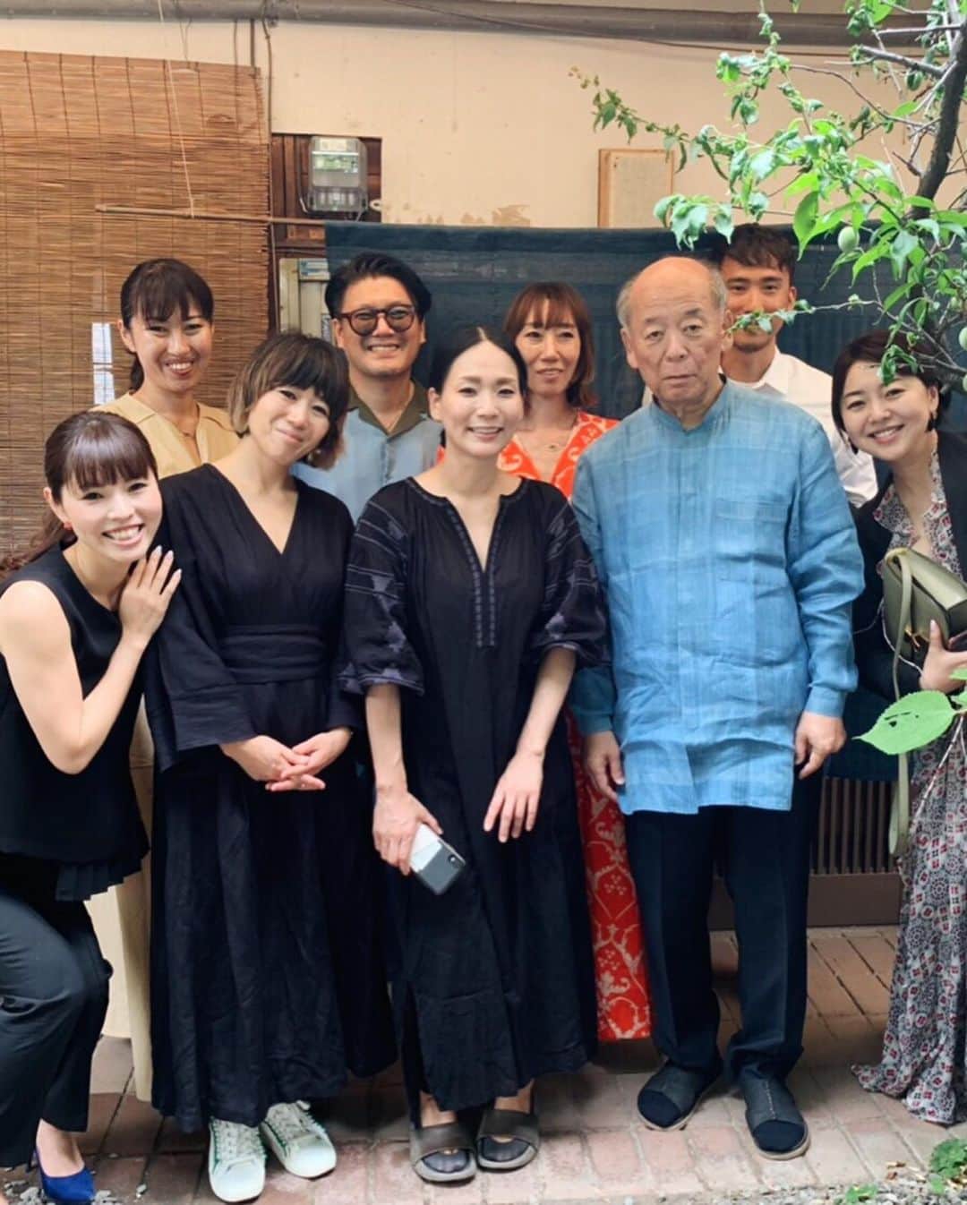 早坂香須子さんのインスタグラム写真 - (早坂香須子Instagram)「江戸時代から五代を重ねる京都伏見の「染司よしおか」さんを訪ねました。  当代5代目幸雄さんのお嬢さん、更紗さんに伺った植物染めのお話しは、漢方や薬膳に繋がっていて、とても興味深いものでした。  職人さんがゆっくり、ゆっくり、丁寧に色を絹に写していく工程。  丁寧なものつくりで産み出される美しい色合いたちはどこまでも優しい。  いつか、この色を纏いたいと思いました。  更紗さん、ありがとうございました。  #染司よしおか #吉岡更紗 #京都」5月31日 22時10分 - kazukovalentine