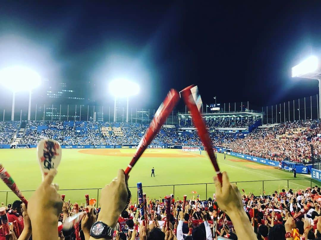 ゴッホ向井ブルーさんのインスタグラム写真 - (ゴッホ向井ブルーInstagram)「カープ、今日も勝ち5月はなんと月間20勝！！！ そして昨日は神宮に山口投手プロ初先発を観に。ナイスピッチングすぎる初勝利でした。 産んでくれてありがとう。俺やったよ。(ひかえめ) 山口投手のヒーローインタビュー、こんな息子欲しくなった。。」5月31日 22時19分 - goghmukai