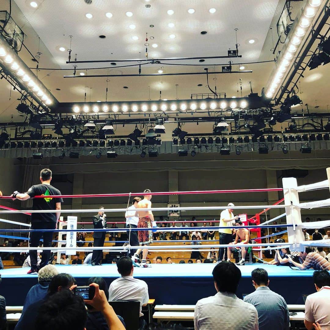 川坂勇太さんのインスタグラム写真 - (川坂勇太Instagram)「東京ドームの巨人対中日戦を横目に後楽園ホールへ。盛り上がる試合ばかりだった。後半戦の前には戸部洋平引退式があり、初めて10カウントを聞いた…。 #後楽園ホール #ボクシング #boxing  #リングから近っ」5月31日 22時15分 - yutakawasaka