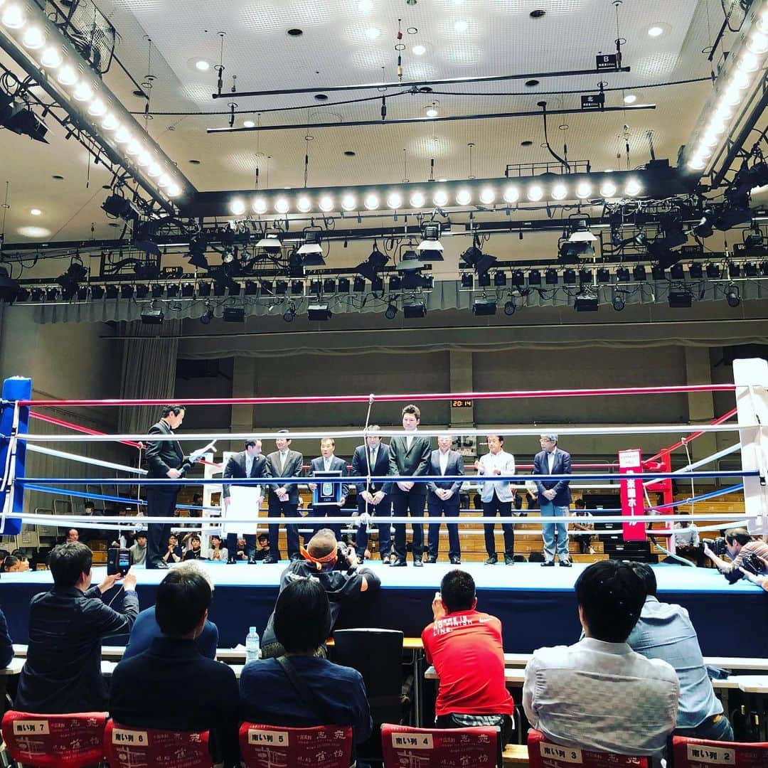川坂勇太さんのインスタグラム写真 - (川坂勇太Instagram)「東京ドームの巨人対中日戦を横目に後楽園ホールへ。盛り上がる試合ばかりだった。後半戦の前には戸部洋平引退式があり、初めて10カウントを聞いた…。 #後楽園ホール #ボクシング #boxing  #リングから近っ」5月31日 22時15分 - yutakawasaka