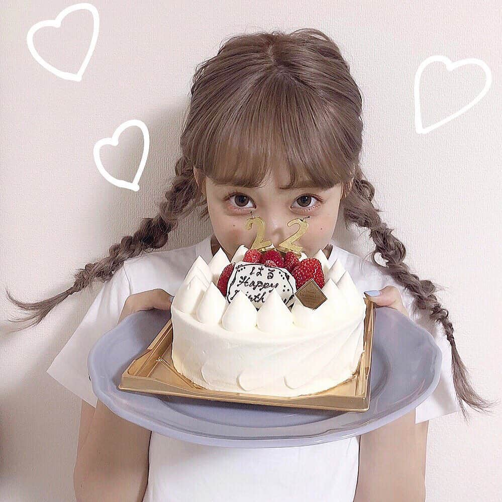 よねいはるかさんのインスタグラム写真 - (よねいはるかInstagram)「今日22歳を迎えました♡ . 周りの人にもすごく恵まれて 毎日充実した日々を過ごせています。 感謝でいっぱいです、、 沢山のメッセージありがとうございます！今から全部目を通します♡ 今年はle.emaのオリジナル商品を出したり、pop upだったり、楽しみが待ってまるので頑張れます！ いつも応援してくださる皆様有難うございます！そしてこれからもよろしくお願いします。 . 今日のデートはまた明日載せます〜！♡ . 最後の動画はお母さんがサプライズで送ってくれたもの🎁🎈笑」5月31日 22時15分 - rabbit____2