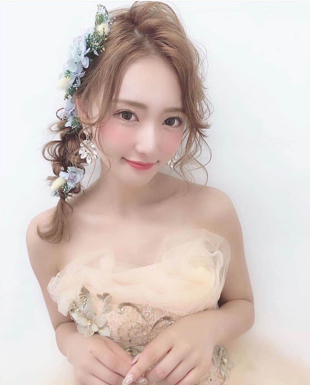 プレ花嫁の結婚式準備アプリ♡ -ウェディングニュースさんのインスタグラム写真 - (プレ花嫁の結婚式準備アプリ♡ -ウェディングニュースInstagram)「可愛いすぎる♡キュンとしちゃうヘアメイクフォト9選🌿💕 . . ➸➸➸➸➸➸➸💒➸➸➸➸➸➸➸ 同じ式場の卒花嫁さんの 本物の料金&見積もり&写真が見れる✨ . #ウェディングニュース式場検索 👰 . アプリ： @weddingnews_editor web版： @weddingnews_concierge ➸➸➸➸➸➸➸➸➸➸➸➸➸➸➸➸ . . こちらのお写真は #ブライダルヘア メイクアーティスト @daisuke_5511 さんからリグラムさせていただきました🌟 . #ウェディングニュース のタグにお写真を投稿してくださり、ありがとうございました😊✨ . . . #ナチュラル でふんわりした雰囲気が可愛い💕daisuke_5511さんの #ヘアメイク 💄✨ . 1枚目は #モデル @yuuka_stagram さんの笑顔にキュンとしちゃう💕ナチュラルな #ラプンツェルヘア 😍💕 . ふわふわのイエロー #チュールドレス にライトブルー×グリーンのお花の #ヘッドドレス の組み合わせがとても可愛いですよね🌿✨ . daisuke_5511さんの作るヘアはどれもニュアンスや抜け感がとても素敵で憧れちゃいますね💓 . 他のヘアもおしゃれで素敵なのでぜひスワイプ👉🏻してチェックしてみてくださいね✨♩ . . . ＼📷投稿お待ちしています／ . 花嫁はもちろん、業者さんも大歓迎✨ アナタのお写真をご紹介してもOKという方は、ぜひ #ウェディングニュース にお写真を投稿してください💕 . . ⬇︎関連アカウント⬇︎ . 💒式場検索 【 @weddingnews_concierge 】 👰マイレポ花嫁 【 @weddingnews_brides 】 . . その他、編集部からの連絡専用 @weddingnews_contact や、スタッフ個人の連絡用として @WN_xxxx（xxxは個人名）があります💕 . ………………………………………… ❤️WeddingNewsとは？ . 花嫁のリアルな”声”から生まれた 花嫁支持率No1✨スマホアプリです📱💕 . . 🌸知りたい… #結婚式準備 に役立つ記事を毎日150件配信中♩ . 🌸見たい… インスタの #ウェディング 系投稿TOP100が毎日チェックできる＊IG画像の複数ワード検索も可♩ . 🌸叶えたい… #結婚式 関連の予約サイトが大集合♩ . 🌸伝えたい… 自分の結婚式レポ『マイレポ』が簡単に作れる♩卒花嫁のレポが読める♩ . . @weddingnews_editor のURLからDLしてね✨ . . . #プレ花嫁 #結婚  #花嫁  #ウエディング  #プレ花嫁準備 #2019秋婚 #ウェディングヘア #ヘアスタイル #ヘアアレンジ #ナチュラルウェディング #編み下ろし #ウェディングドレス #カラードレス #2019冬婚 #美容室 #プレ花嫁さんと繋がりだい」5月31日 22時16分 - weddingnews_editor