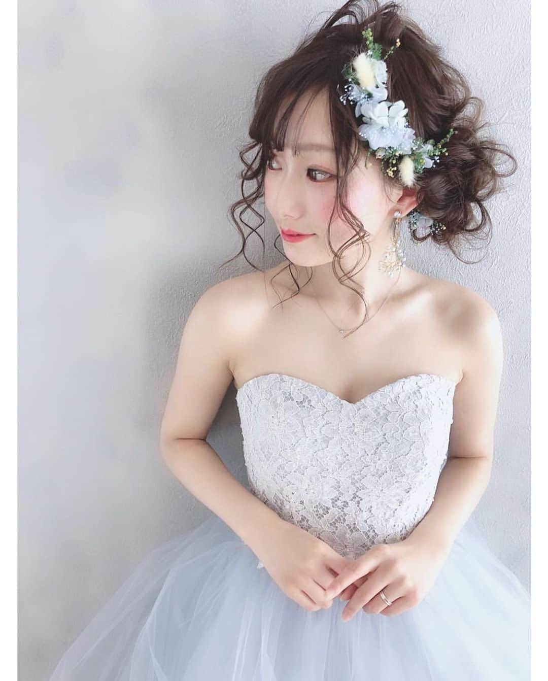 プレ花嫁の結婚式準備アプリ♡ -ウェディングニュースさんのインスタグラム写真 - (プレ花嫁の結婚式準備アプリ♡ -ウェディングニュースInstagram)「可愛いすぎる♡キュンとしちゃうヘアメイクフォト9選🌿💕 . . ➸➸➸➸➸➸➸💒➸➸➸➸➸➸➸ 同じ式場の卒花嫁さんの 本物の料金&見積もり&写真が見れる✨ . #ウェディングニュース式場検索 👰 . アプリ： @weddingnews_editor web版： @weddingnews_concierge ➸➸➸➸➸➸➸➸➸➸➸➸➸➸➸➸ . . こちらのお写真は #ブライダルヘア メイクアーティスト @daisuke_5511 さんからリグラムさせていただきました🌟 . #ウェディングニュース のタグにお写真を投稿してくださり、ありがとうございました😊✨ . . . #ナチュラル でふんわりした雰囲気が可愛い💕daisuke_5511さんの #ヘアメイク 💄✨ . 1枚目は #モデル @yuuka_stagram さんの笑顔にキュンとしちゃう💕ナチュラルな #ラプンツェルヘア 😍💕 . ふわふわのイエロー #チュールドレス にライトブルー×グリーンのお花の #ヘッドドレス の組み合わせがとても可愛いですよね🌿✨ . daisuke_5511さんの作るヘアはどれもニュアンスや抜け感がとても素敵で憧れちゃいますね💓 . 他のヘアもおしゃれで素敵なのでぜひスワイプ👉🏻してチェックしてみてくださいね✨♩ . . . ＼📷投稿お待ちしています／ . 花嫁はもちろん、業者さんも大歓迎✨ アナタのお写真をご紹介してもOKという方は、ぜひ #ウェディングニュース にお写真を投稿してください💕 . . ⬇︎関連アカウント⬇︎ . 💒式場検索 【 @weddingnews_concierge 】 👰マイレポ花嫁 【 @weddingnews_brides 】 . . その他、編集部からの連絡専用 @weddingnews_contact や、スタッフ個人の連絡用として @WN_xxxx（xxxは個人名）があります💕 . ………………………………………… ❤️WeddingNewsとは？ . 花嫁のリアルな”声”から生まれた 花嫁支持率No1✨スマホアプリです📱💕 . . 🌸知りたい… #結婚式準備 に役立つ記事を毎日150件配信中♩ . 🌸見たい… インスタの #ウェディング 系投稿TOP100が毎日チェックできる＊IG画像の複数ワード検索も可♩ . 🌸叶えたい… #結婚式 関連の予約サイトが大集合♩ . 🌸伝えたい… 自分の結婚式レポ『マイレポ』が簡単に作れる♩卒花嫁のレポが読める♩ . . @weddingnews_editor のURLからDLしてね✨ . . . #プレ花嫁 #結婚  #花嫁  #ウエディング  #プレ花嫁準備 #2019秋婚 #ウェディングヘア #ヘアスタイル #ヘアアレンジ #ナチュラルウェディング #編み下ろし #ウェディングドレス #カラードレス #2019冬婚 #美容室 #プレ花嫁さんと繋がりだい」5月31日 22時16分 - weddingnews_editor