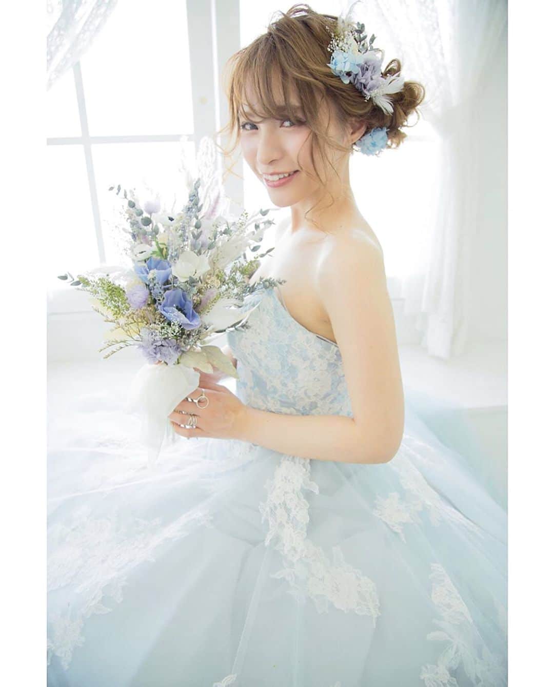 プレ花嫁の結婚式準備アプリ♡ -ウェディングニュースさんのインスタグラム写真 - (プレ花嫁の結婚式準備アプリ♡ -ウェディングニュースInstagram)「可愛いすぎる♡キュンとしちゃうヘアメイクフォト9選🌿💕 . . ➸➸➸➸➸➸➸💒➸➸➸➸➸➸➸ 同じ式場の卒花嫁さんの 本物の料金&見積もり&写真が見れる✨ . #ウェディングニュース式場検索 👰 . アプリ： @weddingnews_editor web版： @weddingnews_concierge ➸➸➸➸➸➸➸➸➸➸➸➸➸➸➸➸ . . こちらのお写真は #ブライダルヘア メイクアーティスト @daisuke_5511 さんからリグラムさせていただきました🌟 . #ウェディングニュース のタグにお写真を投稿してくださり、ありがとうございました😊✨ . . . #ナチュラル でふんわりした雰囲気が可愛い💕daisuke_5511さんの #ヘアメイク 💄✨ . 1枚目は #モデル @yuuka_stagram さんの笑顔にキュンとしちゃう💕ナチュラルな #ラプンツェルヘア 😍💕 . ふわふわのイエロー #チュールドレス にライトブルー×グリーンのお花の #ヘッドドレス の組み合わせがとても可愛いですよね🌿✨ . daisuke_5511さんの作るヘアはどれもニュアンスや抜け感がとても素敵で憧れちゃいますね💓 . 他のヘアもおしゃれで素敵なのでぜひスワイプ👉🏻してチェックしてみてくださいね✨♩ . . . ＼📷投稿お待ちしています／ . 花嫁はもちろん、業者さんも大歓迎✨ アナタのお写真をご紹介してもOKという方は、ぜひ #ウェディングニュース にお写真を投稿してください💕 . . ⬇︎関連アカウント⬇︎ . 💒式場検索 【 @weddingnews_concierge 】 👰マイレポ花嫁 【 @weddingnews_brides 】 . . その他、編集部からの連絡専用 @weddingnews_contact や、スタッフ個人の連絡用として @WN_xxxx（xxxは個人名）があります💕 . ………………………………………… ❤️WeddingNewsとは？ . 花嫁のリアルな”声”から生まれた 花嫁支持率No1✨スマホアプリです📱💕 . . 🌸知りたい… #結婚式準備 に役立つ記事を毎日150件配信中♩ . 🌸見たい… インスタの #ウェディング 系投稿TOP100が毎日チェックできる＊IG画像の複数ワード検索も可♩ . 🌸叶えたい… #結婚式 関連の予約サイトが大集合♩ . 🌸伝えたい… 自分の結婚式レポ『マイレポ』が簡単に作れる♩卒花嫁のレポが読める♩ . . @weddingnews_editor のURLからDLしてね✨ . . . #プレ花嫁 #結婚  #花嫁  #ウエディング  #プレ花嫁準備 #2019秋婚 #ウェディングヘア #ヘアスタイル #ヘアアレンジ #ナチュラルウェディング #編み下ろし #ウェディングドレス #カラードレス #2019冬婚 #美容室 #プレ花嫁さんと繋がりだい」5月31日 22時16分 - weddingnews_editor