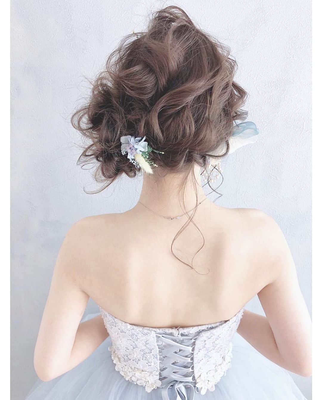 プレ花嫁の結婚式準備アプリ♡ -ウェディングニュースさんのインスタグラム写真 - (プレ花嫁の結婚式準備アプリ♡ -ウェディングニュースInstagram)「可愛いすぎる♡キュンとしちゃうヘアメイクフォト9選🌿💕 . . ➸➸➸➸➸➸➸💒➸➸➸➸➸➸➸ 同じ式場の卒花嫁さんの 本物の料金&見積もり&写真が見れる✨ . #ウェディングニュース式場検索 👰 . アプリ： @weddingnews_editor web版： @weddingnews_concierge ➸➸➸➸➸➸➸➸➸➸➸➸➸➸➸➸ . . こちらのお写真は #ブライダルヘア メイクアーティスト @daisuke_5511 さんからリグラムさせていただきました🌟 . #ウェディングニュース のタグにお写真を投稿してくださり、ありがとうございました😊✨ . . . #ナチュラル でふんわりした雰囲気が可愛い💕daisuke_5511さんの #ヘアメイク 💄✨ . 1枚目は #モデル @yuuka_stagram さんの笑顔にキュンとしちゃう💕ナチュラルな #ラプンツェルヘア 😍💕 . ふわふわのイエロー #チュールドレス にライトブルー×グリーンのお花の #ヘッドドレス の組み合わせがとても可愛いですよね🌿✨ . daisuke_5511さんの作るヘアはどれもニュアンスや抜け感がとても素敵で憧れちゃいますね💓 . 他のヘアもおしゃれで素敵なのでぜひスワイプ👉🏻してチェックしてみてくださいね✨♩ . . . ＼📷投稿お待ちしています／ . 花嫁はもちろん、業者さんも大歓迎✨ アナタのお写真をご紹介してもOKという方は、ぜひ #ウェディングニュース にお写真を投稿してください💕 . . ⬇︎関連アカウント⬇︎ . 💒式場検索 【 @weddingnews_concierge 】 👰マイレポ花嫁 【 @weddingnews_brides 】 . . その他、編集部からの連絡専用 @weddingnews_contact や、スタッフ個人の連絡用として @WN_xxxx（xxxは個人名）があります💕 . ………………………………………… ❤️WeddingNewsとは？ . 花嫁のリアルな”声”から生まれた 花嫁支持率No1✨スマホアプリです📱💕 . . 🌸知りたい… #結婚式準備 に役立つ記事を毎日150件配信中♩ . 🌸見たい… インスタの #ウェディング 系投稿TOP100が毎日チェックできる＊IG画像の複数ワード検索も可♩ . 🌸叶えたい… #結婚式 関連の予約サイトが大集合♩ . 🌸伝えたい… 自分の結婚式レポ『マイレポ』が簡単に作れる♩卒花嫁のレポが読める♩ . . @weddingnews_editor のURLからDLしてね✨ . . . #プレ花嫁 #結婚  #花嫁  #ウエディング  #プレ花嫁準備 #2019秋婚 #ウェディングヘア #ヘアスタイル #ヘアアレンジ #ナチュラルウェディング #編み下ろし #ウェディングドレス #カラードレス #2019冬婚 #美容室 #プレ花嫁さんと繋がりだい」5月31日 22時16分 - weddingnews_editor