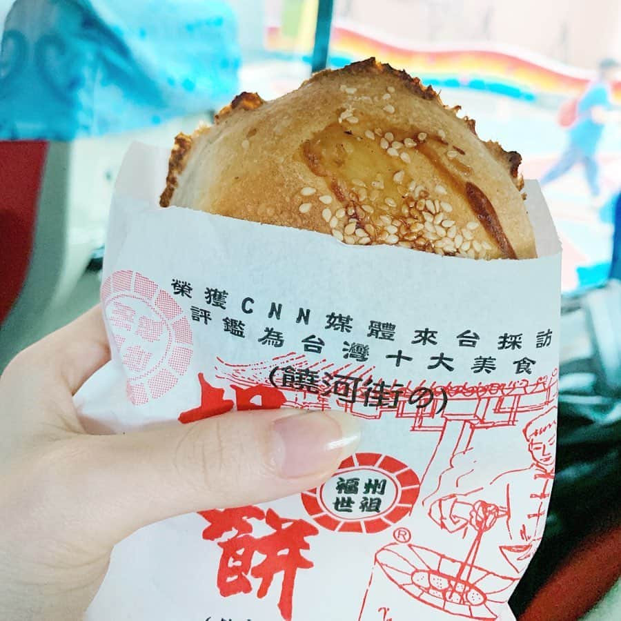 久保陽香さんのインスタグラム写真 - (久保陽香Instagram)「. 台湾から帰ってきましたー とても素晴らしい経験が出来ました。 ほんとに楽しくて載せたい写真色々あるけど 作品が公開されるまでしばし我慢です。 なので台湾で食べたものを少し紹介します〜  ①胡椒餅。 これ好きだった〜 お店によって胡椒の効き具合が違うみたいで 胡椒の辛さと豚餡と香ばしく焼けた生地が とっても相性抜群で美味しかったです。 あつあつ肉汁が凄かった。 ビールと一緒に食べたかったな。笑  ②黒糖タピオカミルクティー。 胡椒餅と共にやってきたのは ビールではなく黒糖タピオカミルクティーでした。笑 タピオカが出来たてやったみたいで ほんのりあったかくて柔らかくて美味しかった。  ③｢京鼎樓｣にて。 たくさん小籠包食べたんやけど このこし餡の小籠包が抜群に美味しくて感激。 甘さも控え目。 そしてお持ち帰りしました。笑  ④お弁当。 お弁当2択やったんやけど この左側のやつってなんて言うんやっけ？  ⑤角煮弁当。 お弁当は角煮弁当にしました。 八角大好きやからこの角煮美味しかった。 とろとろ。  ⑥烏龍茶と金柑茶。 九份の景色を一望出来るお茶屋さんで頂きました。 金柑茶を飲んだんやけど甘酸っぱくて カラダ中に染み渡って元気になりした。  ⑦ ｢欣葉｣にて。 しじみのにんにく醤油漬けと角煮。 しじみのはとってもにんにくだった。笑 結構クセになる味で好きだったな。 角煮はほんまにとろとろ柔らかくて美味しかった。 お昼にも角煮を食べてたことを 食べたあとに思い出しました。 角煮好きな〜  ⑧ ｢欣葉｣にて。 杏仁豆腐。 お店に来る前からここの杏仁豆腐は 美味しいよ〜と聞いていたので期待大でした。 そしてほんまに美味しかった。 口に入れた瞬間から美味しくてモチモチで 今まで苦手やった杏仁豆腐が好きになりました。  ⑨お弁当。 お弁当は魯肉飯。 箱に書いてる文字のお弁当屋さんなのかな？ 読めない… ほんまに八角たくさんきいてて美味しかった。 お米がすすむすすむ。笑  ⑩タピオカミルクティー。 台湾で2度目のタピオカさん。 甘さ控え目でとっても美味しかった。 この日はとっても暑くて撮影も終盤だったので このタピオカミルクティーが疲れた身体を 癒してくれました。  行く前から台湾のご飯美味しいよ〜と聞いてたけど ほんまにどれも美味しくてお腹がずっと大喜びでした。笑 ただお粥さんが食べれなかったのは残念やな。  台湾とってもよかったです。 またプライベートでもゆっくり行きたいな。 今回の台湾での撮影した作品、 とても素敵やと思うので楽しみにしていてください〜 #台湾 #taipei #台湾フード #胡椒餅 #タピオカミルクティー #京鼎樓 #金柑茶 #欣葉 #しじみのにんにく醤油漬け #魯肉飯」5月31日 22時16分 - kubo_haru