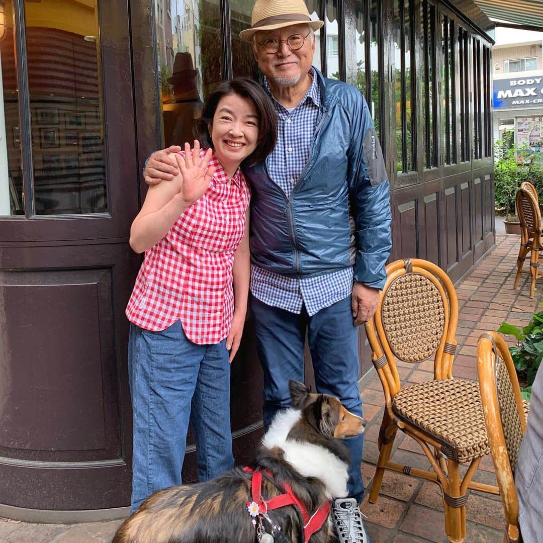 岸本加世子のインスタグラム：「１０代の頃から撮って頂いている立木義浩さんに久しぶり撮って頂きました。姫子も一緒です。立木義浩写真展も６月９日まで上野の森美術館で開催中です。#立木義浩」