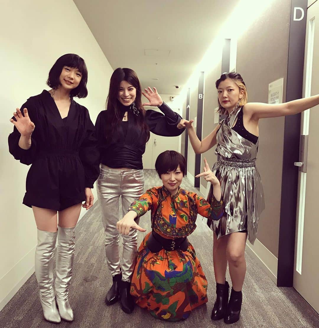 ほな・いこかのインスタグラム：「今宵のミュージックステーション、 椎名林檎と櫻井敦司「駆け落ち者」でドラム叩かせていただいて参りました。 バンドメンバー gt : ユウ(チリヌルヲワカ) bs : 関根史織(Base Ball Bear) dr : ほな・いこか(ゲスの極み乙女。) こんなことありますか？ 林檎さん、心より有難うございます。  #椎名林檎と櫻井敦司  #ミュージックステーション」
