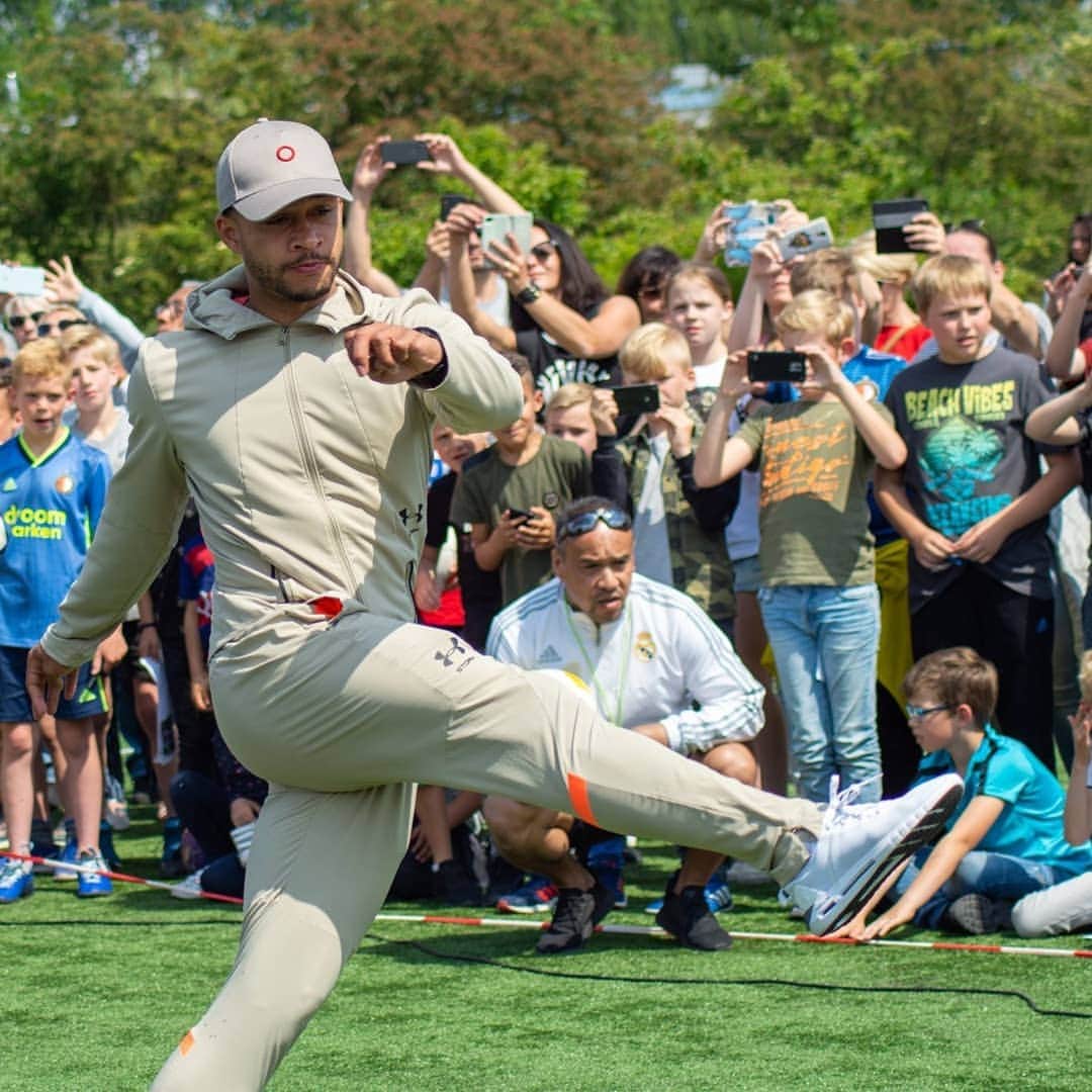 ヨハン・クライフのインスタグラム：「The Cruyff Court Memphis Depay was officially opened in Moordrecht! 🇳🇱👏 After becoming Dutch Talent of the Year in the 2014/2015 season, @memphisdepay got his own Cruyff Court. #CruyffLegacy」
